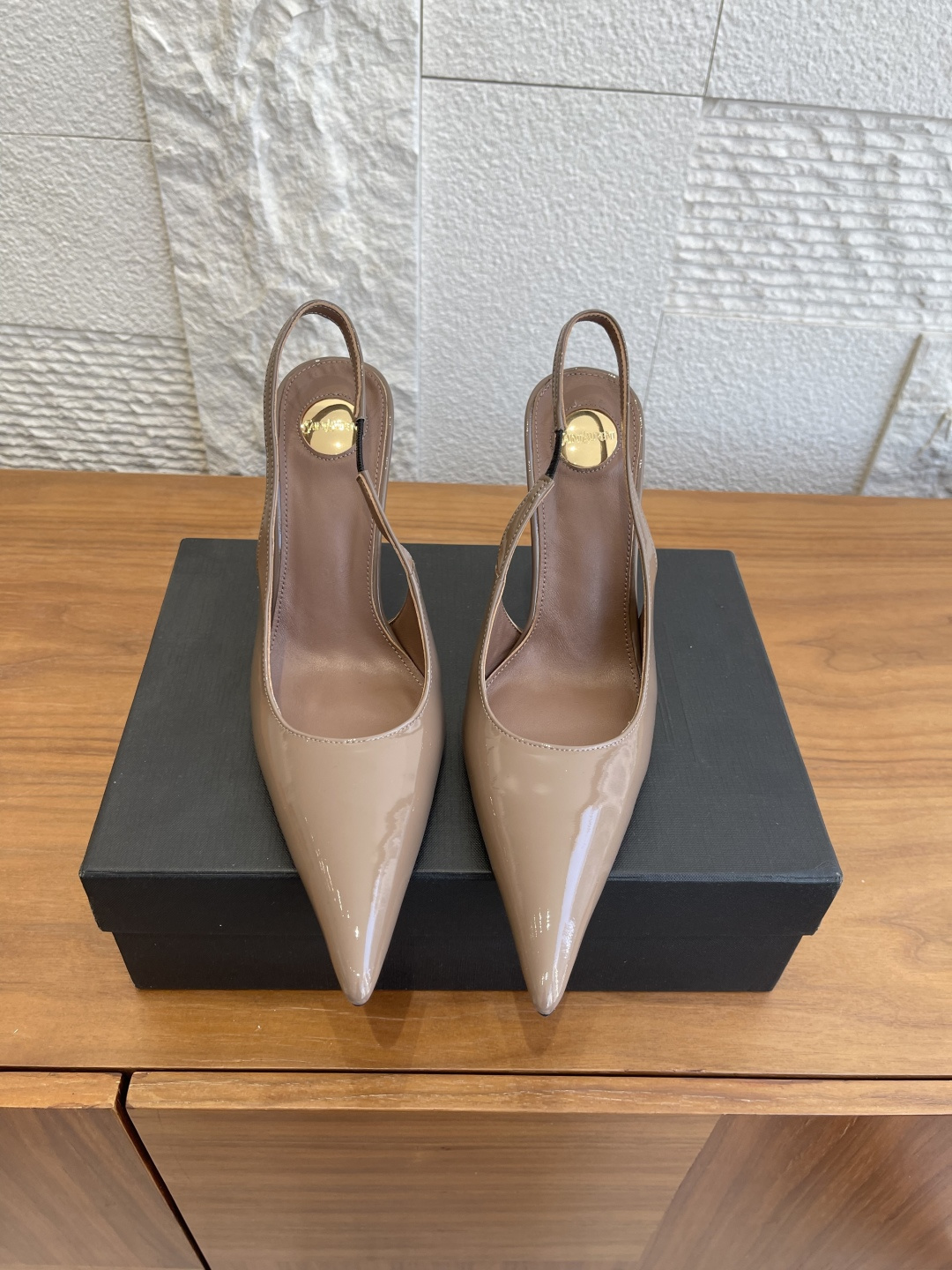 NO:630203,Top version: SAINT LAURENT 26 spring and summer Paris show updated simultaneously. Pointed toe, stiletto heels, high heels. Saint Laurent YSL's patent leather pointed toe high heels have a strong luster and a full sense of line design. The classic pointed toe + empty back stiletto heel, about 10cm, elongates the leg line and fully opens up the aura!  The slingback design is more elegant, and can be easily used in commuting, parties, and formal occasions. The brand recognition is directly enhanced, fashionable and high-quality!  Fabric imported patent leather Lining/foot pads imported sheepskin Outsole Italian imported genuine leather outsole Heel height 10cm Size35-41 (40 41 customized, non-returnable), high heels and sandals, saint laurent, saint laurent, saint laurent, sandals, high heels, sheepskin, Leather soles19860909顶级版本: SAINT LAURENT 26春夏巴黎秀场同步更新 尖头 细跟 高跟鞋 圣罗兰YSL这款漆皮尖头高跟鞋,光泽感超强,线条设计感满满.经典尖头+后空细跟,约10cm,拉长腿部线条,气场全开！露跟设计更显优雅,通勤、派对、正式场合都能轻松驾驭心.品牌辨识度直接拉满,时髦又有质感！ 面料进口漆皮 内里/垫脚进口羊皮 大底意大利进口真皮大底 跟高10cm Size35-41(40 41定做不退换）,高跟鞋凉鞋,saint laurent,saint laurent,saint laurent,sandals,high heels,sheepskin,Leather soles,Women's Shoes