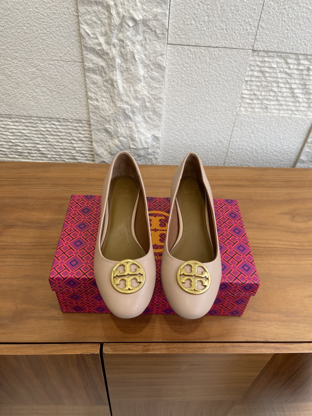 NO:630200,Top version: (Guanhuo) Tory Burch (TB) classic ballet shoes, mid-heeled shoes Tory Burch classic ballet shoes, high-quality calfskin + gold double TLogo, simple, elegant and highly recognizable. Round toe design + soft leather lining, comfortable to wear without rubbing the feet, thick heel height is just right, easy to control for commuting and leisure. Versatile and not picky, casually match skirts and trousers, easy to get exquisite style. Fabric imported calfskin  Inner lining/foot pads imported sheepskin outsole original molded rubber outsole heel height 3.5cm Size35-40 (custom-made 40 non-refundable), high-heeled shoes, burberry, high heels, skirts, cowhide, sheepskin19860909顶级版本:（莞货） Tory Burch（TB）经典款 芭蕾鞋 中跟单鞋 Tory Burch经典芭蕾鞋,优质小牛皮+金色双TLogo,简约优雅又超有辨识度.圆头设计+柔软皮革内衬,穿着舒适不磨脚,粗跟高度刚刚好,通勤休闲都能轻松驾驭心.百搭不挑人,裙装裤装随意搭配,轻松get精致穿搭风格死. 面料进口小牛皮 内里/垫脚进口羊皮 大底原版开模橡胶大底 跟高3.5cm Size35-40（40定做不退换）,高跟鞋单鞋,burberry,high heels,skirts,cowhide,sheepskin,Women's Shoes