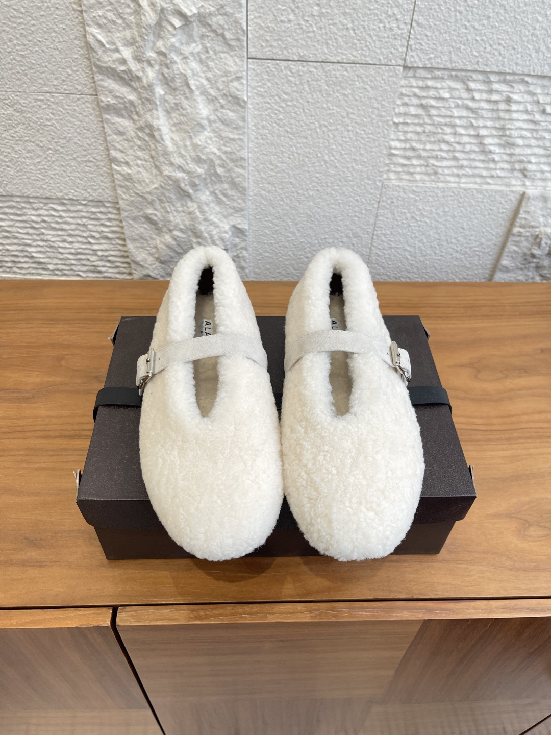 NO:630194,Top version: ALAIA ALAIA 2025 autumn and winter new round toe flat wool Mary Jane ballet shoes ALAIA  Alaya's pair of wool ballet shoes has a soft and delicate upper with a low-key glossy texture, making it very atmospheric for autumn and winter wear. The round toe + low heel design is comfortable and elegant, and can be used for commuting and leisure. The soles are non-slip and durable, making walking more secure. The wool material is recommended to be hand washed or professionally dry-cleaned, and the texture is maintained ~ it goes well with skirts or trousers, a must-have item for retro gentle style!  Fabric imported wool, lining imported wool, outsole original molded rubber outsole Size 35-41 (40 41 customized, non-returnable), fur shoes, alaia, mary jane, skirts19860909顶级版本: ALAIA 阿莱亚 2025 秋冬新款 圆头 平底 羊毛 玛丽珍 芭蕾舞鞋 ALAIA 阿莱亚这双羊毛芭蕾舞鞋,鞋面柔软细腻,低调正光质感,秋冬穿搭超有氛围感.圆头+低跟设计,舒适又优雅,通勤休闲都能驾驭.鞋底防滑耐,走路更安心.羊毛材质建议手洗或专业干洗,呆持质感哦～搭配裙装或裤装都很出彩,复古温柔风必备单品！ 面料进口羊毛 内里进口羊毛 大底原版开模橡胶大底 Size35-41（40 41定做不退换）,毛毛鞋,alaia,mary jane,skirts,Women's Shoes