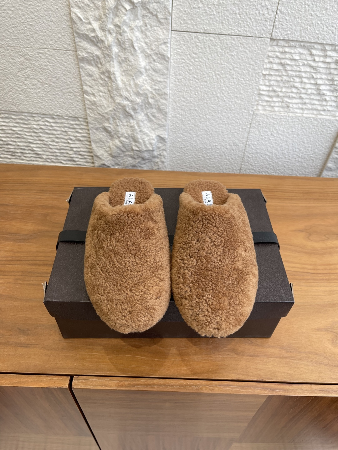 NO:630191,Top version: ALAIA 2025 new autumn and winter style, round toe, flat bottom, wool, toe-toe flip flops, half-flop, furry shoes ALAIA's pair of wool half-flop, the upper is soft and delicate, low-key and glossy texture, super atmospheric for autumn and winter wear. The round toe + low heel design is comfortable and elegant, suitable for commuting and leisure. The sole is non-slip and durable, making walking more secure. It goes well with skirts or trousers, a must-have item for retro gentle style!  Imported wool as fabric, imported wool as lining, original molded rubber outsole, Size 35-41 (40 to 41 customized, non-refundable), semi-shoes, alaia, skirts19860909顶级版本: ALAIA 阿莱亚 2025 秋冬新款 圆头 平底 羊毛 包头拖 半拖 毛毛鞋 ALAIA 阿莱亚这双羊毛半拖,鞋面柔软细腻,低调正光质感,秋冬穿搭超有氛围感.圆头+低跟设计,舒适又优雅,通勤休闲都能驾驭.鞋底防滑耐,走路更安心.搭配裙装或裤装都很出彩,复古温柔风必备单品！ 面料进口羊毛 内里进口羊毛 大底原版开模橡胶大底 Size35-41（40 41定做不退换）,半拖毛毛鞋,alaia,skirts,Women's Shoes