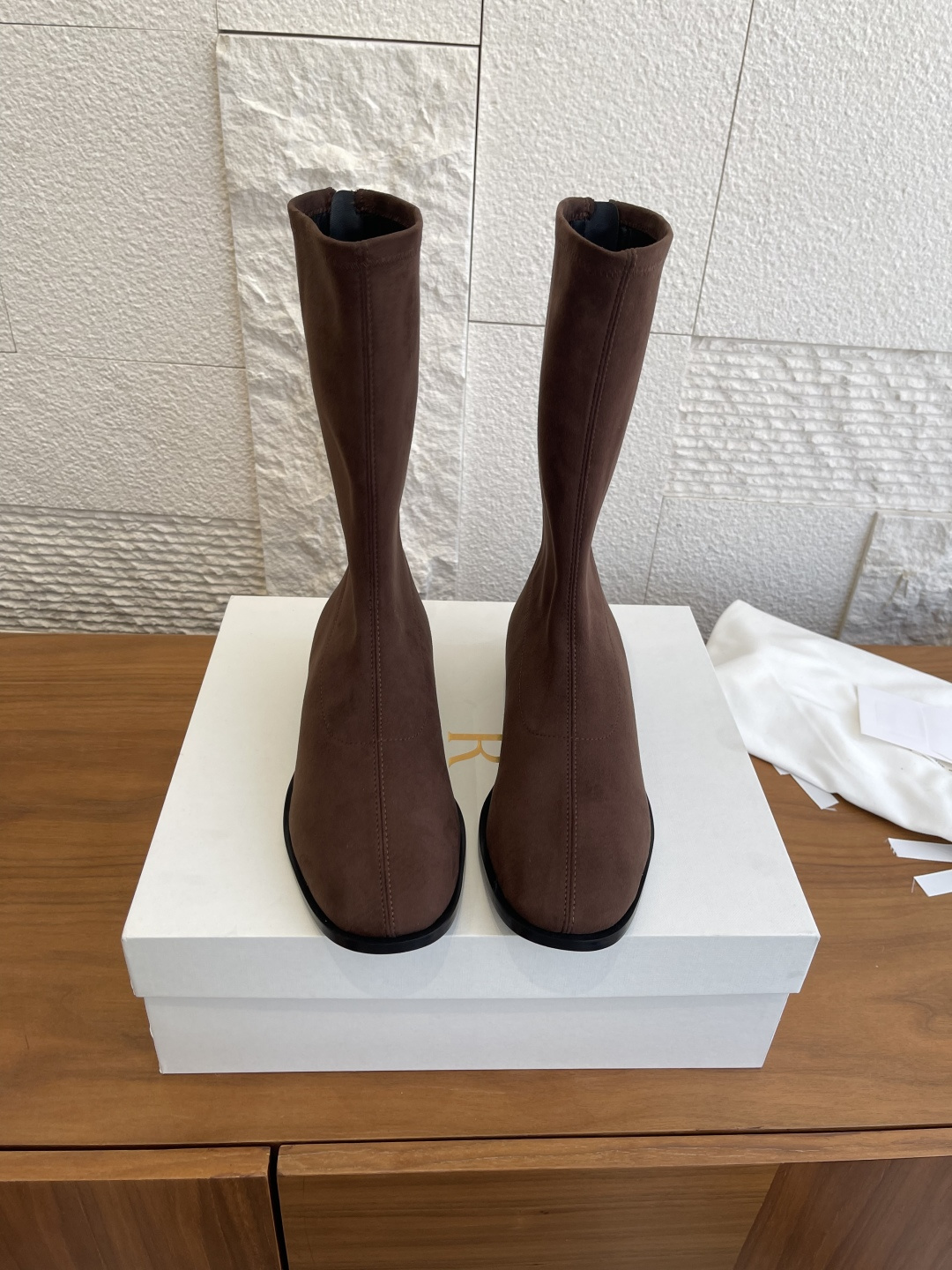 NO:630182,Top version: (Guangzhou goods) THE ROW 2025 Autumn and Winter New Style Round Toe Flat Bottom Stretch Lamb Back Zipper Mid-calf Boots The Row's stretch sheep slim boots are made of high-quality sheep, with a soft and delicate touch and perfect texture!  Minimalist design + rear zipper, super easy to put on and take off. The round toe and low thick heel are comfortable and fashionable, and can be worn for commuting and leisure. The ankle-length length modifies the leg shape, and is versatile in autumn and winter. It is low-key and luxurious, and can be easily integrated into various outfits. A must-have for quality control!  Fabric imported elastic sheepskin lining imported sheepskin outsole original molded rubber outsole Size 35-40 (customized for 40 non-returnable), boots, boots, sheepskin, sheep19860909顶级版本:（莞货） THE ROW 2025 秋冬新款 圆头 平底 弹力羊猄 后拉链 中筒靴 The Row这款弹力羊猄瘦瘦靴,采用高品质羊猄,触感柔软细腻,质感满分！极简设计+后拉链,穿脱超方便人.圆头搭配低粗跟,舒适又时髦,通勤休闲都能hold住.及踝长度修饰腿型,秋冬百搭不挑人心.低调奢华风格,轻松融入各种穿搭,质感控必入！ 面料进口弹力羊猄 内里进口羊皮 大底原版开模橡胶大底 Size35-40（40定做不退换）,靴子,boots,sheepskin,sheep,Women's Shoes