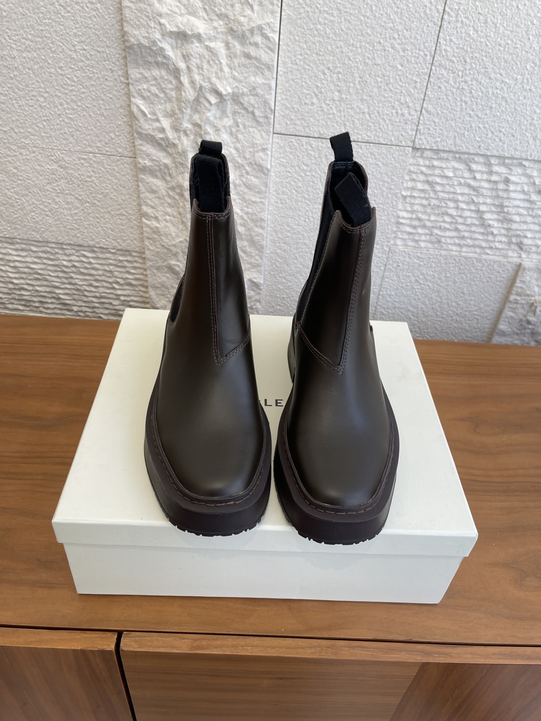 NO:630185,Dongguan original factory supply: ICICLE 2025 show same style square-toe Chelsea ankle boots. ICICLE Chelsea boots are made of high-quality Nappa cowhide, with smooth and delicate uppers and perfect texture. The thick-soled design quietly increases the height, elongates the leg line, and the square-toe style is more casual and suitable for a variety of foot types. The elastic sides are easy to put on and take off, and the fit is also great!  The British style design looks great with jeans and short skirts, making it a versatile item for autumn and winter wear. It has a wide range of shoe sizes to meet different needs, and can be easily used for daily commuting or leisure!  Fabric imported Napa cowhide, lining imported sheepskin, outsole original standard, original outsole, sole thickness 4cm, Size 35-39, boots, boots, skirts, jeans, cowhide, sheepskin19860909东莞原厂货源: ICICLE 之禾 2025 秀场同款 方头 切尔西 踝靴短靴 ICICLE 之禾切尔西靴选用优质纳帕牛皮,鞋面光滑细腻,质感满分十.厚底设计悄悄增高,拉长腿部线条,方头款式更显随性,适合多种脚型.弹性侧边方便穿脱,贴合度也很棒！英伦风设计,搭配牛仔裤、短裙都超好看,秋冬穿搭百搭神器 .鞋码覆盖广,满足不同需求,日常通勤或休闲都能轻松驾驭！ 面料进口纳帕牛皮 内里进口羊皮 大底原标原厂大底 底厚4cm Size35-39,靴子,boots,skirts,jeans,cowhide,sheepskin,Women's Shoes