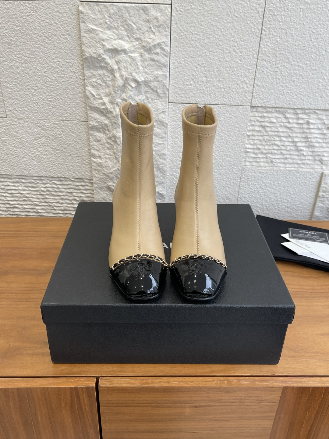 NO:630188,Top version: CHANEL 2025 autumn and winter new style chain back zipper thick heel short boots Chanel Chanel classic small fragrant style chain short boots, elastic leather + black patent leather splicing, gold chain embellishment, elegant and recognizable!  Square toe design + thick heel, comfortable and easy to walk, no pressure to wear in autumn and winter. The height of the boot is just right, it modifies the leg shape without being bloated, and can be easily worn in skirts and trousers ~ It is suitable for daily commuting and leisure occasions, and it is both fashionable and practical!  Imported sheepskin upper, imported sheepskin lining, genuine leather outsole imported from Italy, Size 35-41 (41 customized, non-returnable), boots, chanel, chanel, boots, skirts, sheepskin, Leather soles19860909顶级版本: CHANEL 香奈儿 2025 秋冬新款 链条 后拉链 粗跟 短靴 Chanel 香奈儿经典小香风链条短靴,弹力皮+黑色漆皮拼接,金色链条点缀,优雅又有辨识度！方头设计+粗跟,舒适好走,秋冬穿搭无压力人.靴筒高度刚好,修饰腿型不臃肿,裙装裤装都能轻松驾驭～日常通勤、休闲场合都很适合,时尚实用兼备！ 鞋面进口羊皮 内里进口羊皮 鞋底意大利进口真皮大底 Size35-41（41定做不退换）,靴子,chanel,chanel,boots,skirts,sheepskin,Leather soles,Women's Shoes