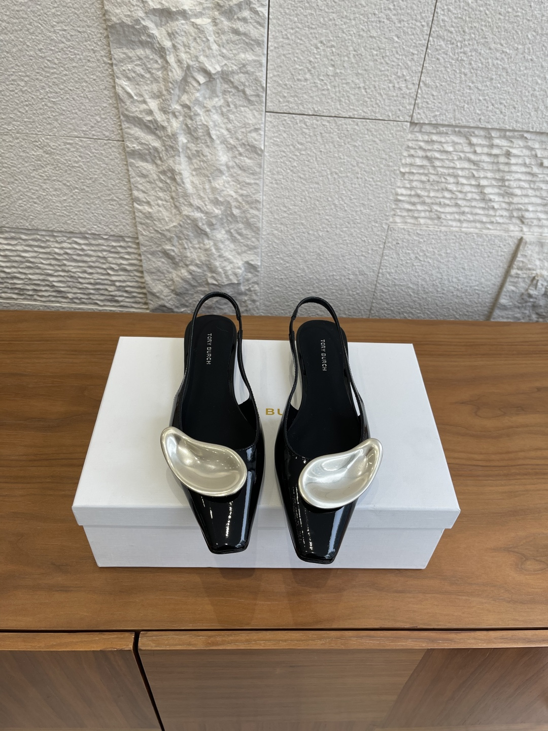 NO:630202,Top version: Tory Burch 2025 spring and summer new style pointed square toe slingback flat sandals Tory Burch Tang Libaiqi's Patos slingback shoes have an elegant silhouette and are equipped with sculptural decorations. The square pointed toe is decorated with a metal drop plaque and is equipped with a buckle ankle strap to protect your feet firmly. The insole is printed with the brand logo, full of details, and you will get your elegant temperament!  Whether worn with skirts or trousers, you can easily hold on to your summer outfits. Fabric imported patent leather lining/foot pads imported sheepskin outsole Italian imported genuine leather outsole Size 35-40 (customized for 40, non-refundable), sandals, burberry, sandals, skirts, sheepskin, Leather soles19860909顶级版本: Tory Burch 2025 春夏新款 尖方头 露跟 平底 凉鞋 Tory Burch汤丽柏琦这款Patos 露跟鞋廓形优雅,配有雕塑感饰件.方形尖鞋头饰有金属水滴饰牌,配有搭扣踝带,稳固呵护双脚.鞋垫印有品牌logo,细节满分,优雅气质get！无论搭裙装还是裤装,夏日穿搭都能轻松hold住知 面料进口漆皮 内里/垫脚进口羊皮 大底意大利进口真皮大底 Size35-40（40定做不退换）,凉鞋,burberry,sandals,skirts,sheepskin,Leather soles,Women's Shoes