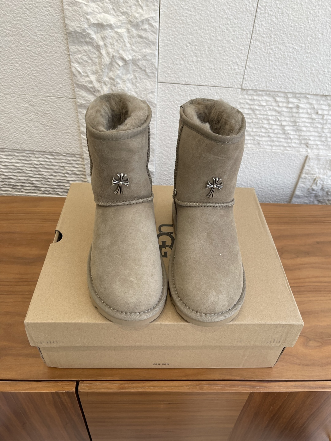 NO:646613,Top version: UGG x Chrome Hearts Chrome Hearts 25ss joint model couple model snow boots UGG and Chrome Hearts joint Bailey  Button snow boots, the upper is made of suede, and the lining is filled with wool to achieve a combination of warmth and texture. The mid-calf boot shape is equipped with a side buckle design, which not only enhances the fashion sense of the style, but also adjusts the boot shape according to the wearing needs, such as folding to change the style. The thick sole design has a heightening effect, suitable for winter cold-resistant scenes, and can be adapted to various styles such as casual and street. Fabric Suede, imported wool lining, outsole, original EVA foam outsole  Size35-44,snow boots,chrome hearts,chrome hearts,boots,chamois leather19860909顶级版本: UGG x Chrome Hearts 克罗心 25ss 联名款 情侣款 雪地靴 UGG和Chrome Hearts联名的Bailey Button雪地靴,鞋面采用翻毛皮材质,内里填充羊毛,实现保暖与质感的结合.中筒靴型搭配侧边扣带设计,既提升了造型的时尚感,又可根据穿搭需求调节靴筒形态,如翻折变换风格.厚底设计兼具增高效果,适合冬季抗寒场景,能适配休闲、街头等多种穿搭风格. 面料麂皮 内里进口羊毛 大底原版EVA发泡大底 Size35-44,雪地靴,chrome hearts,chrome hearts,boots,chamois leather,Women's Shoes