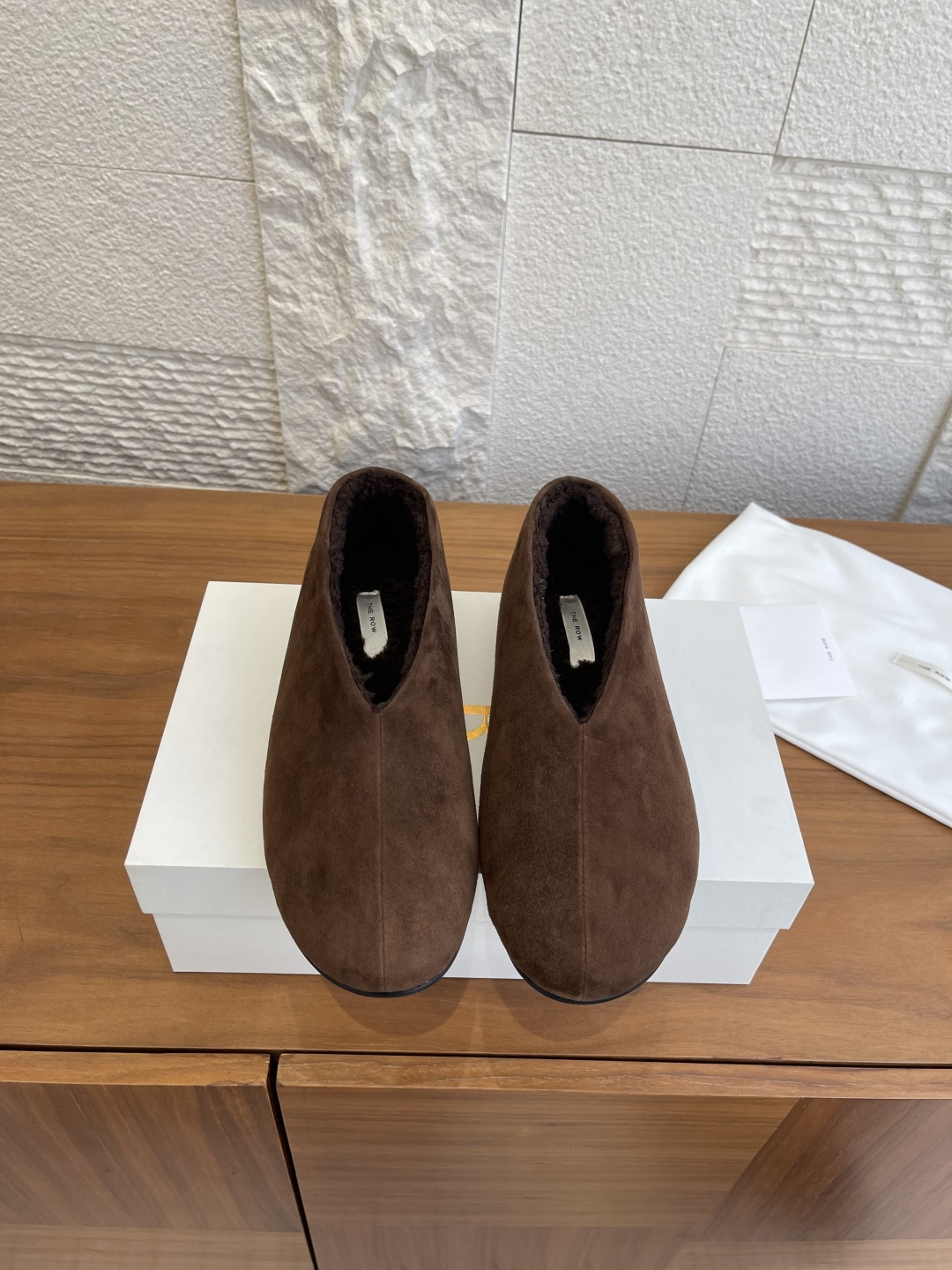 NO:646607,Top version: (Guangzhou goods) THE ROW 2025 Autumn and Winter New Style Round Toe Flat Bottom Bun Shoes Lazy Shoes Loafers The Row's shoe design is simple yet elegant, making people fall in love with it at first sight!  The overall lines are smooth and natural, with no unnecessary decoration, but it reveals a different kind of sophistication, and its texture is really light and thin. It seems to be no burden when worn on the feet, making people feel more relaxed. The fabric is imported sheepskin/imported fetal cow wool, the lining is imported lamb wool, the outsole is original open-molded wear-resistant and non-slip rubber outsole Size 35-40 (customized for 40, non-refundable), fur shoes, loafers, sheepskin19860909顶级版本:（莞货） THE ROW 2025 秋冬新款 圆头 平底 包子鞋 懒人鞋 乐福鞋 The Row这款鞋子的鞋型设计简约而不失秀气,让人一眼就爱上！整体线条流畅自然,没有多余的装饰,却透露出一种别样的精致感,而且它的质感真的很轻薄,穿在脚上仿佛没有负担,让人倍感轻松. 面料进口羊皮/进口胎牛绒 内里进口羊羔毛 大底原版开模耐磨防滑橡胶大底 Size35-40（40定做不退换）,毛毛鞋,loafers,sheepskin,Women's Shoes