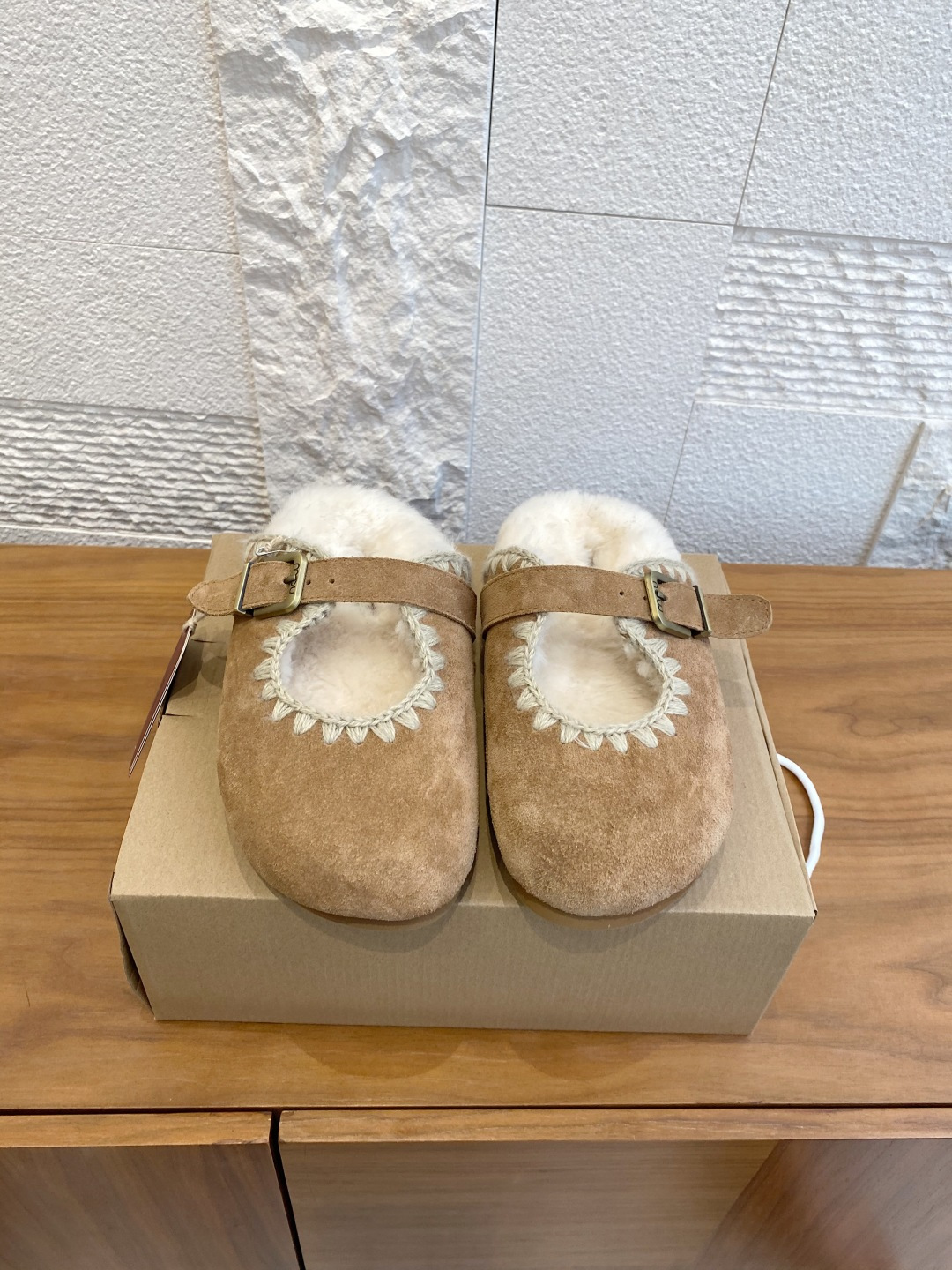 NO:646602,Top version: MOU 2025 new autumn and winter hand-crocheted wool slippers with empty back. MOU adopts front buckle design and MOU's signature flat crocheted wool stitching. Soft sheepskin padding, thick and thick wool warmly wraps the entire sole of the foot. Soft sheepskin padding and lightweight EVA sole make this shoe comfortable to wear. Fabric and fur integrated hand-crocheted threads Wool lining Original open-molded EVA foam outsole Size35-41 (40  41 Customized (non-refundable), semi-slippers, slippers, sheepskin19860909顶级版本: MOU 2025 秋冬新款 手工钩边 后空羊毛拖鞋 MOU这款采用前扣设计和MOU标志性的平工钩编羊毛缝线,柔软羊皮毛内垫,浓密厚实的羊毛温暖包裹整个脚掌.柔软羊皮毛内垫及轻便EVA鞋底使这款鞋穿着舒适. 面料皮毛一体手工钩线 内里羊毛 大底原版开模EVA发泡大底 Size35-41（40 41定做不退换）,半拖毛毛鞋,slippers,sheepskin,Women's Shoes