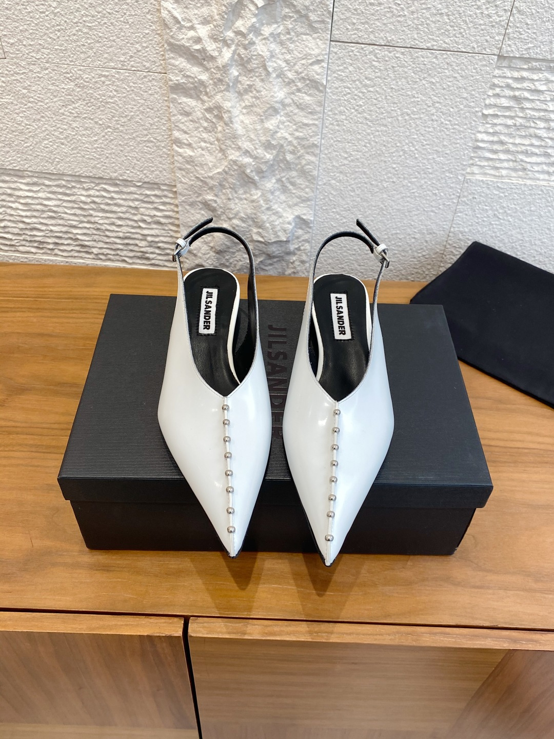 NO:646596,Top version: JIL SANDER 26ss new model for early spring, pointed toe, rivets, empty back, sandals, single shoes. Jil Sander's patent leather pointed-toe mules are minimalist and a bit cool. The silver rivets on the upper extend from the instep to the slender pointed toe, which is very recognizable. The back empty + adjustable buckle design makes it easy to put on and take off. Whether it is trousers or skirts, you can easily create avant-garde fashion, a must-have for fashionable girls!  Fabric imported cowhide open edge beads, sheepskin lining, outsole, genuine leather outsole imported from Italy, Size 35-40 (40 customized, non-refundable), sandals, jil sander, sandals, skirts, cowhide, sheepskin, Leather soles19860909顶级版本: JIL SANDER 26ss 早春新款 尖头 铆钉 后空 凉拖 单鞋 Jil Sander这款漆皮尖头穆勒鞋,极简中带点酷感.鞋面银色铆钉从脚背延伸到细长尖头,超有辨识度心.后空+可调节搭扣设计,穿脱方便又稳固.无论裤装还是裙装,都能轻松打造前卫时尚,时髦女孩必入！ 面料进口牛皮开边珠 内里羊皮 大底意大利进口真皮大底 Size35-40（40定做不退换）,凉鞋,jil sander,sandals,skirts,cowhide,sheepskin,Leather soles,Women's Shoes