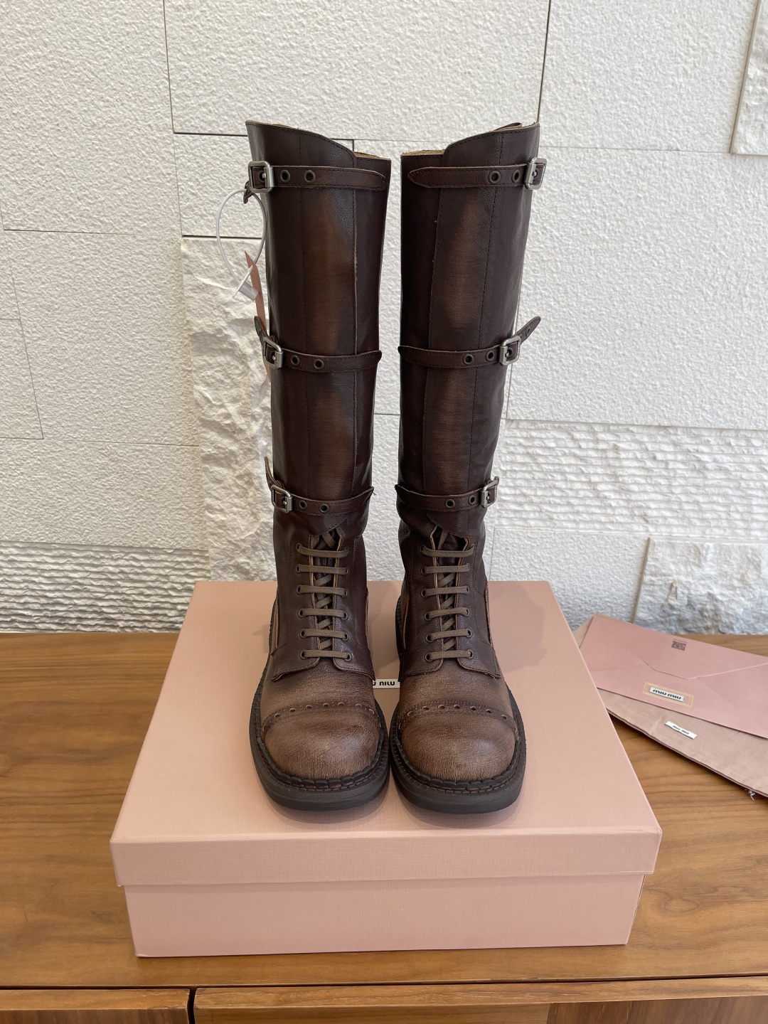 NO:646576,Top version: (Guanhuo) Miu Miu 25ss Autumn and Winter New Retro Distressed Lace Up Belt Buckle Motorcycle Boots Martin Boots MiuMiu's simple leather boots are exquisitely designed, combining the eyelet design of the vamp with the laces that surround the boots, and the three-belt buckle design on the shaft. Distressed cow leather and exquisite details such as buckles and hollow decorations, side zipper and lace closure, embossed logo on the tongue, and rubber heel decorated with a metal logo.  Fabric imported cowhide, lining imported cowhide, outsole original molded rubber outsole Size 35-40 (customized for 40, non-returnable), boots, miumiu, boots, cowhide19860909顶级版本:（莞货） Miu Miu 缪缪 25ss 秋冬新款 复古做旧 系带 皮带扣 机车靴 马丁靴 MiuMiu这款简约的皮革长靴设计精致,结合鞋面孔眼设计与环绕靴子的系带,靴筒三皮带扣设计.做旧牛皮革以及精致细节如扣饰和镂空装饰,侧面拉链与系带开合,鞋舌上压印徽标,橡胶鞋跟饰以金属徽标. 面料进口牛皮 内里进口牛皮里 大底原版开模橡胶大底 Size35-40（40定做不退换）,靴子,miumiu,boots,cowhide,Women's Shoes