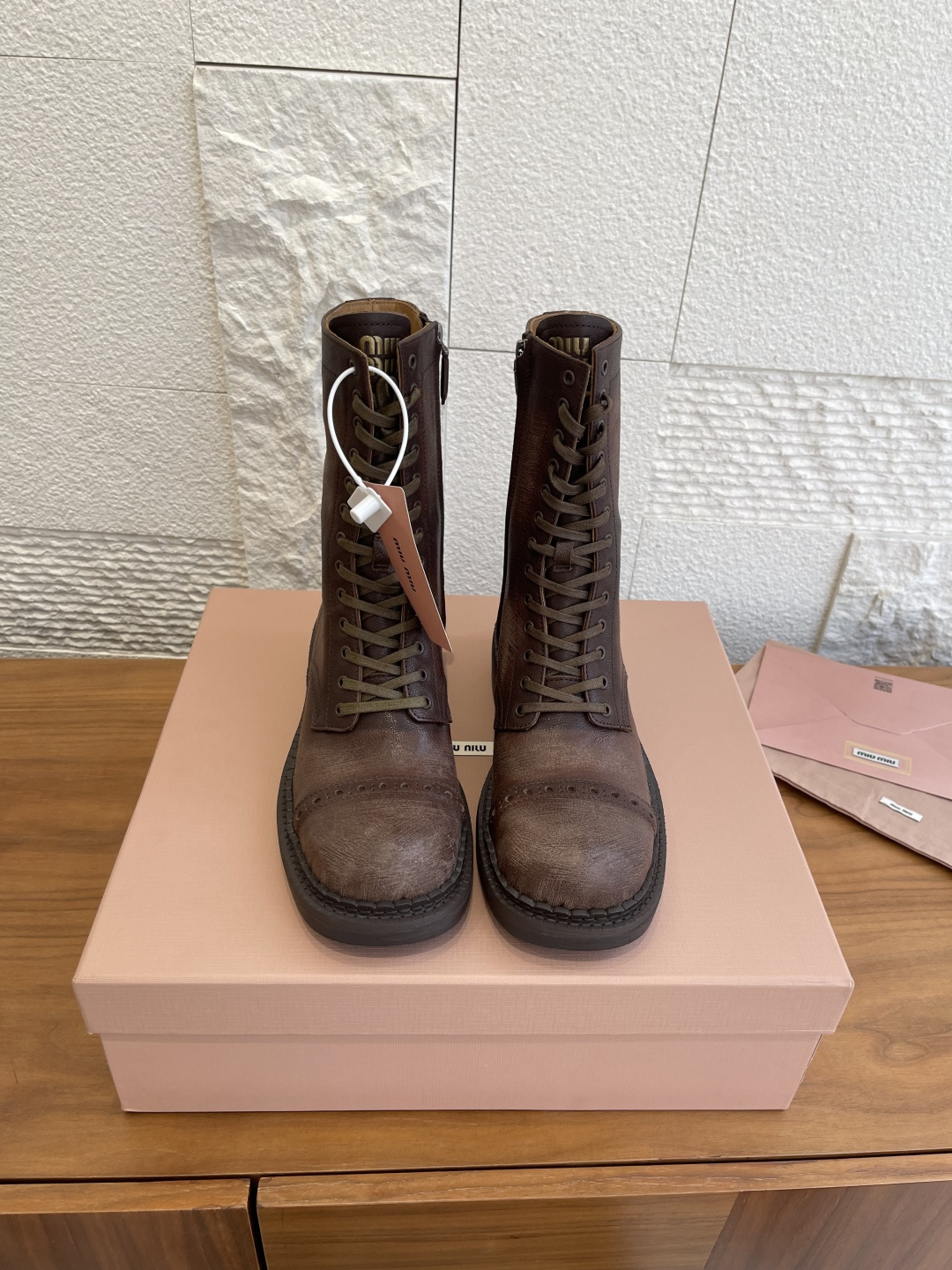 NO:646581,Top version: (Guan goods) Miu Miu Miu Miu 25ss Autumn and Winter New Retro Distressed Lace Up Booties Martin Boots MiuMiu's simple leather booties are exquisitely designed, combining eyelets on the vamp with laces that wrap around the boots. The tongue is decorated with the Miu Miu logo. Distressed cow leather and exquisite details such as buckles and hollow decorations, side zipper and lace closure, embossed logo on the tongue, and rubber heel decorated with a metal logo.  Fabric imported cowhide, lining imported cowhide, outsole original molded rubber outsole Size 35-40 (customized for 40, non-returnable), boots, miumiu, boots, cowhide19860909顶级版本:（莞货） Miu Miu 缪缪 25ss 秋冬新款 复古做旧 系带 短靴 马丁靴 MiuMiu这款简约的皮革短靴设计精致,结合鞋面孔眼设计与环绕靴子的系带,鞋舌饰有Miu Miu徽标.做旧牛皮革以及精致细节如扣饰和镂空装饰,侧面拉链与系带开合,鞋舌上压印徽标,橡胶鞋跟饰以金属徽标. 面料进口牛皮 内里进口牛皮里 大底原版开模橡胶大底 Size35-40（40定做不退换）,靴子,miumiu,boots,cowhide,Women's Shoes