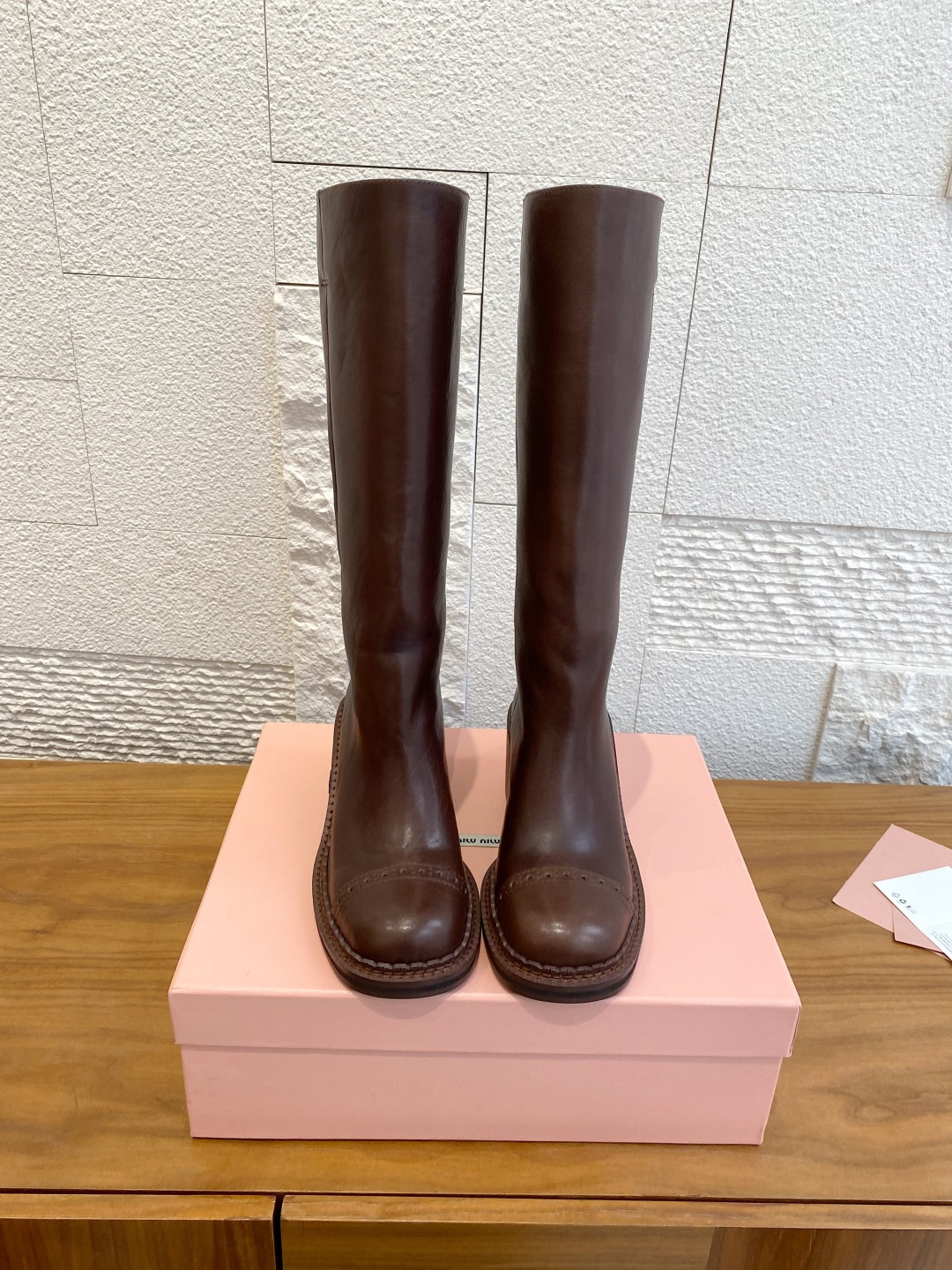 NO:646586,Top version: Miu Miu 25ss Autumn and Winter New Rider Boots Motorcycle Boots Long Boots MiuMiu This model is inspired by the iconic knight style. These boots have both charm and versatility due to the calfskin texture and the carved details on the toe, adding elegance to the rebellious attitude. Fabric imported vegetable tanned calfskin Lining imported cowhide lining Outsole Original open-molded rubber outsole Size35-41 (40  41 Customized (no return or exchange), boots, miumiu, boots, cowhide19860909顶级版本: Miu Miu 缪缪 25ss 秋冬新款 骑士靴 机车靴 长靴 MiuMiu这款灵感源自标志性的骑士风格,这些靴子因小牛皮纹理和鞋头的雕花细节而兼具魅力与多功能性,为叛逆态度的廓形增添高雅气息. 面料进口植鞣小牛皮 内里进口牛皮里 大底原版开模橡胶大底 Size35-41（40 41定做不退换）,靴子,miumiu,boots,cowhide,Women's Shoes