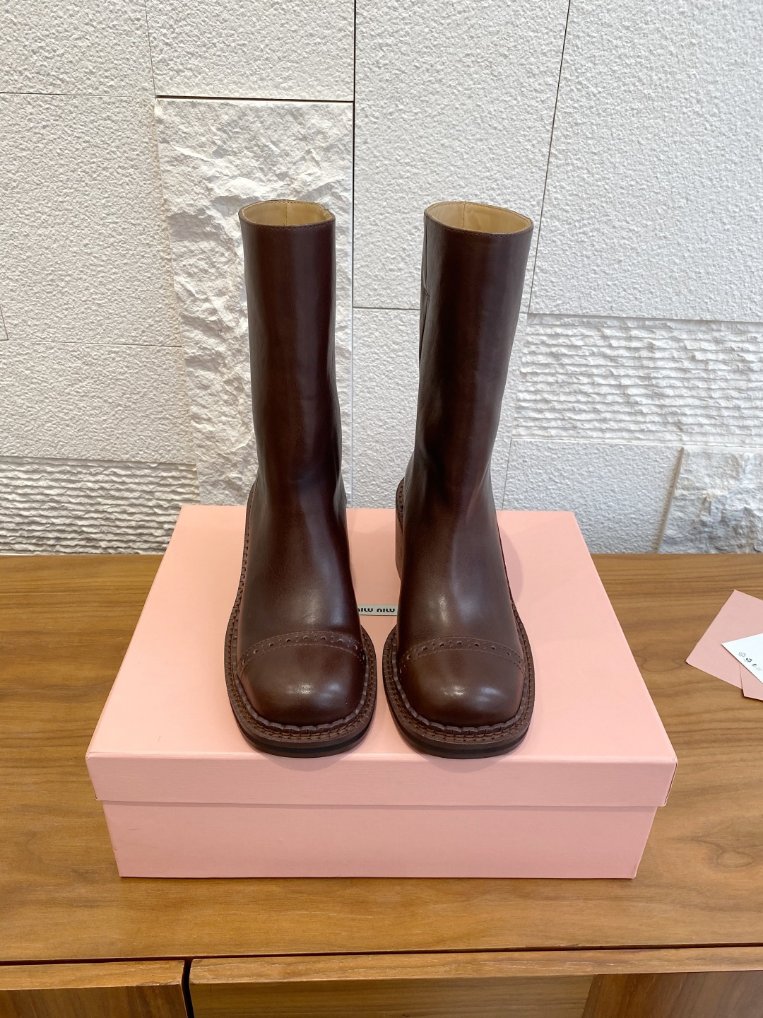 NO:646591,Top version: Miu Miu 25ss Autumn and Winter New Rider Boots Motorcycle Boots Zhiwei MiuMiu This boot is inspired by the iconic knight style. These boots have both charm and versatility due to the calfskin texture and the carved details on the toe, adding elegance to the rebellious attitude. Fabric imported vegetable tanned calfskin Lining imported cowhide lining Outsole Original open-molded rubber outsole Size35-41 (40  41 Customized (no return or exchange), boots, miumiu, boots, cowhide19860909顶级版本: Miu Miu 缪缪 25ss 秋冬新款 骑士靴 机车靴 知靴 MiuMiu这款灵感源自标志性的骑士风格,这些靴子因小牛皮纹理和鞋头的雕花细节而兼具魅力与多功能性,为叛逆态度的廓形增添高雅气息. 面料进口植鞣小牛皮 内里进口牛皮里 大底原版开模橡胶大底 Size35-41（40 41定做不退换）,靴子,miumiu,boots,cowhide,Women's Shoes