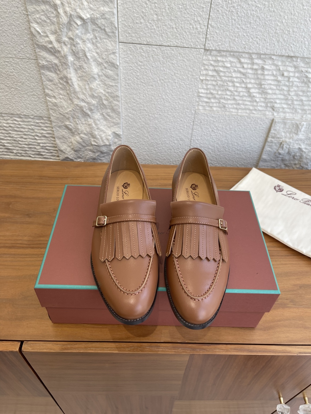 NO:648373,Top version: Loro Piana 25ss Early Autumn New Style Retro British Style Tassel Casual Shoes Loafers LP This tassel casual shoe is a timeless interpretation of the classic design. Its tapered lines and leather tassels of the same color are its characteristics. The sheepskin upper is decorated with tassels, which has both a retro British style and a bit of playfulness. The modern design of the shoe is straightforward and very suitable for casual occasions, business gatherings or daily life.  Fabric imported high mercerized sheepskin/cowhide Lining/foot pads imported sheepskin Outsole Italian imported genuine leather outsole Size 35-41 (40 41 customized, non-returnable), loafers, loro piana, loro piana, loafers, cowhide, sheepskin, sheep, Leather soles19860909顶级版本: Loro Piana 25ss 早秋新款 复古英伦风 流苏 休闲鞋 乐福鞋 LP这款流苏休闲鞋是对经典设计的隽永诠释,其锥形线条和同色系皮革流苏是其特色所在.采用羊反绒鞋面搭配流苏装饰,既有复古英伦风格又有几分俏皮气息.融入现代设计感的鞋型,率性利落,不论是休闲场合、商务聚会还是日常生活都十分适用. 面料进口高丝光羊猄/牛皮 内里/垫脚进口羊皮 大底意大利进口真皮大底 Size35-41（40 41定做不退换）,乐福鞋,loro piana,loro piana,loafers,cowhide,sheepskin,sheep,Leather soles,Women's Shoes