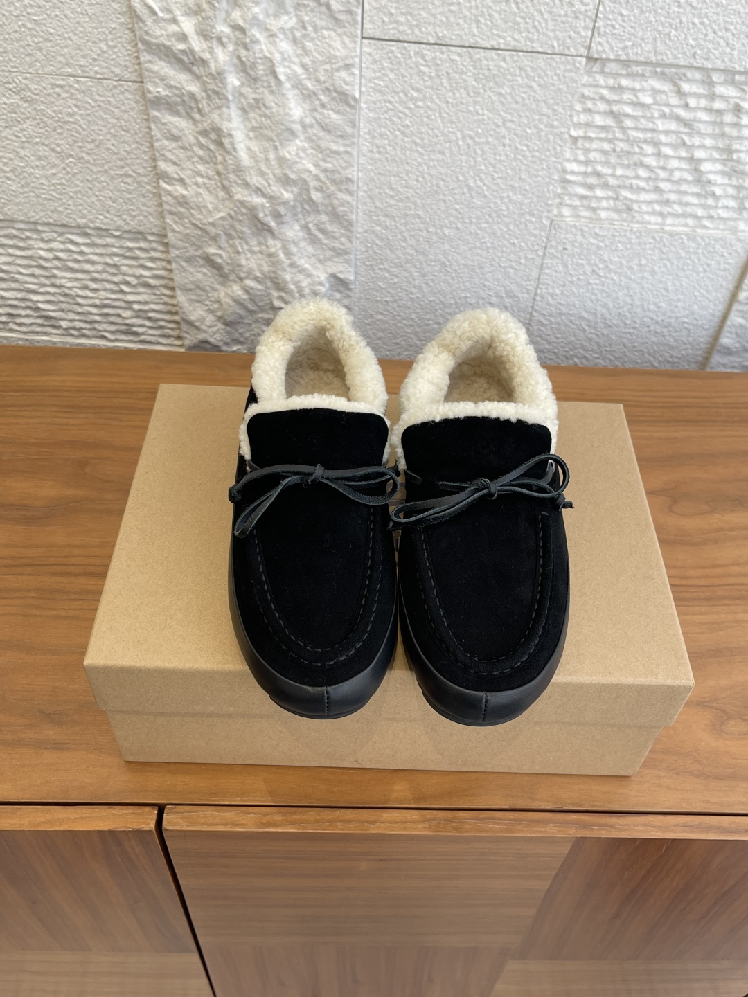 NO:648368,Top version: UGG 2025 new autumn and winter bow lamb wool mules slip-on loafers UGG's mules are soft and comfortable, with perfect warmth!  The upper is made of first-layer cow suede, the toe is embellished with ribbons, and is lined with lamb wool. It is super warm for autumn and winter. The thick sole design has a heightening effect, making it light and not tiring to wear. It is full of details. The slip-on design is casual and fashionable. It is suitable for home and outings. It is both comfortable and fashionable!  The fabric is imported cow suede, the lining is imported lamb hair, the outsole is original molded rubber outsole, Size 35-40 (customized for 40, non-returnable), loafers, fur shoes, loafers19860909顶级版本: UGG 2025 秋冬新款 蝴蝶结 羊羔毛 穆勒鞋 一脚蹬 乐福鞋 UGG这款穆勒鞋,柔软舒适,保暖力满分！鞋面采用头层牛反绒,鞋头有饰带点缀,内衬羊羔毛,秋冬穿超暖.厚底设计有增高效果,穿着轻便不累脚.细节感拉满.一脚蹬设计,随性又时髦,居家外出都很适合,舒适与时尚兼得！ 面料进口牛反绒 内里进口羊羔毛 大底原版开模橡胶大底 Size35-40（40定做不退换）,乐福鞋毛毛鞋,loafers,Women's Shoes