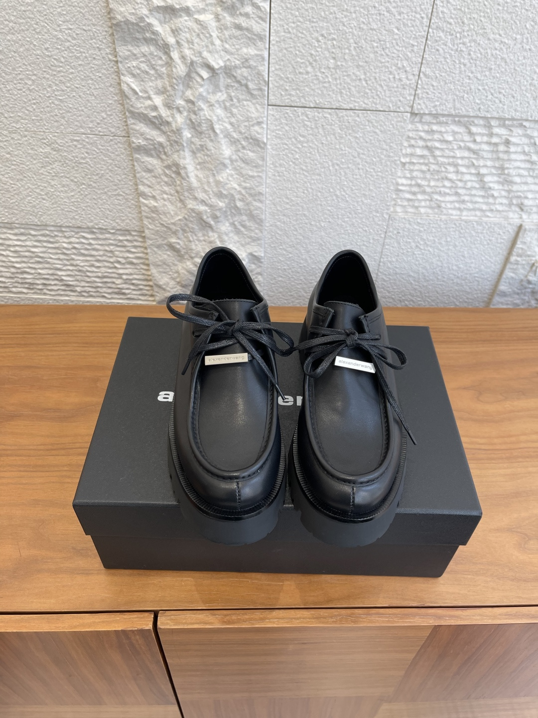 NO:648358,Top version: Alexander Wang Alexander Wang 25ss new autumn and winter lace-up thick-soled loafers casual shoes. These Alexander Wang thick-soled loafers have smooth and delicate leather uppers, thick rubber soles that are wear-resistant and non-slip, and toothed texture design improves grip. Classic Derby shoe type + laces, about 5cm thick soles, increased height and comfort, and you will not feel tired even if you stand for a long time! The overall style is simple and elegant, with both retro and modern feel. It can be easily used in casual activities. Fabric imported cowhide. Lining/foot pads imported sheepskin. Outsole Original open molded rubber foam outsole. Bottom height 5cm. Size 35-40 (customized in 40 units, non-refundable). Loafers, alexander wang, loafers, cowhide, sheepskin19860909顶级版本: Alexander Wang 亚力山大王 25ss 秋冬新款 系带 厚底 乐福鞋 休闲鞋 这款Alexander Wang厚底乐福鞋,细腻的牛皮鞋面光滑细腻,厚实橡胶鞋底耐磨防滑,齿状纹路设计提升抓地力.经典德比鞋型+系带,约5cm厚底,增高又舒适,长时间站立也不累！整体简约大气,复古与现代感兼具,通動休闲都能轻松驾驭 面料进口牛皮 内里/垫脚进口羊皮 大底原版开模橡胶发泡大底 底高5cm Size35-40（40定做不退换）,乐福鞋,alexander wang,loafers,cowhide,sheepskin,Women's Shoes