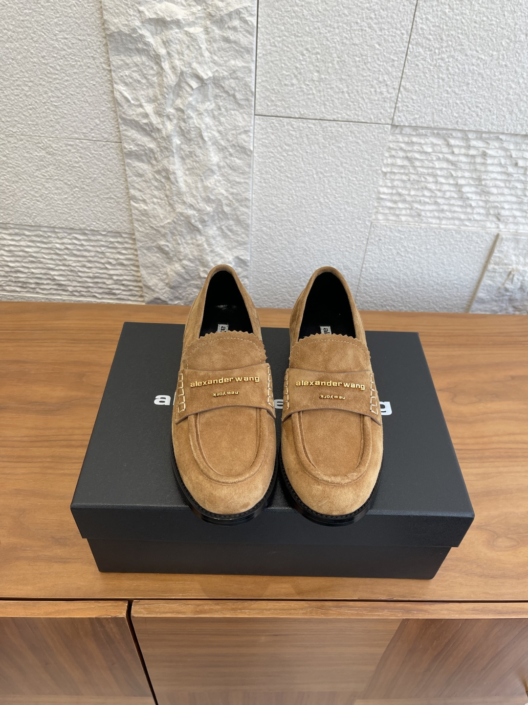 NO:648363,Top version: Alexander Wang 25ss new autumn and winter carter logo decorated loafers. These Alexander Wang loafers are made of cow suede, with fine suede texture, low-key luxury. The upper has a metal letter logo, full of brand feel. Classic loafers design, simple and elegant, easy to control for commuting and leisure. Sheepskin lining, comfortable to wear. Super versatile in autumn and winter, can be easily held in either formal or casual wear!  Fabric imported suede, lining/foot pads imported sheepskin, outsole Italian imported genuine leather outsole Size35-40 (40 customized, non-returnable), loafers, alexander wang, cartier, loafers, sheepskin, chamois leather, Leather soles19860909顶级版本: Alexander Wang 亚力山大王 25ss 秋冬新款 carter 徽标装饰 乐福鞋 这款Alexander Wang乐福鞋选用牛麂皮,翻毛皮质感细腻,低调奢华.鞋面有金属字母标识,品牌感满满.经典乐福鞋设计,简约大方,通勤休闲都能轻松驾驭气.羊皮内里,穿着舒适.秋冬季节超百搭,无论正装还是休闲都能轻松hold住！ 面料进口麂皮 内里/垫脚进口羊皮 大底意大利进口真皮大底 Size35-40（40定做不退换）,乐福鞋,alexander wang,cartier,loafers,sheepskin,chamois leather,Leather soles,Women's Shoes