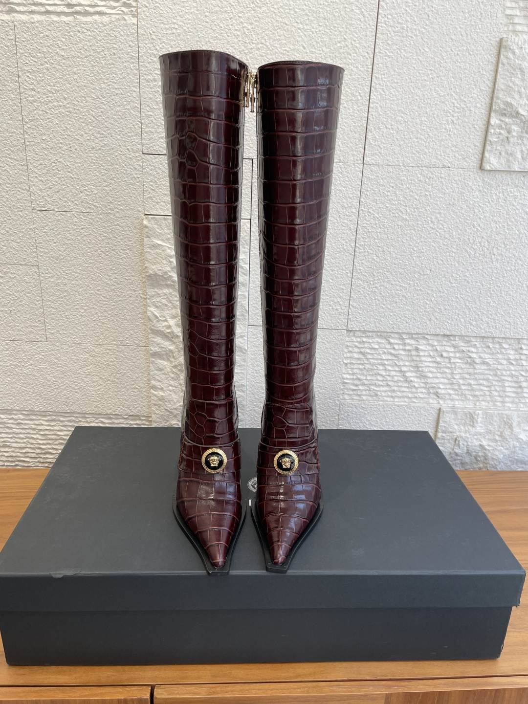 NO:649802,Top version: Versace 2025 Autumn and Winter New Style Pointed Toe Stiletto Heel Embossed Knee-High Boots Long Boots Versace's crocodile pattern high-heeled boots are made of high-quality cow, full of luster, luxurious and advanced. The pointed toe + stiletto heel design elongates the leg lines and directly enhances the elegant temperament!  The boots are not painted, and the side metal zipper makes them super easy to put on and take off. Whether worn with a dress or jeans, you can easily create a personalized look. It is a must-have fashionable item in autumn and winter!  Fabric original custom made cowhide crocodile pattern Imported sheepskin lining Outsole Italian imported leather outsole Heel height 12cm Size35-41 (40 41 custom-made, non-returnable), boots,versace,versace,boots,jeans,cowhide,sheepskin,Leather soles19860909顶级版本: Versace 范思哲 2025 秋冬新款 尖头 细高跟 压纹 及膝靴 长靴 Versace这款鳄鱼纹高跟长靴,采用优质牛,光泽感满满,奢华又高级.尖头+细高跟设计,拉长腿部线条,优雅气质直接拉满！靴筒不过漆,侧面金属拉链,穿脱超方便～无论搭配礼服还是牛仔裤,都能轻松打造个性造型,秋冬必入时髦单品！ 面料原版定制牛皮鳄鱼纹 内里进口羊皮 大底意大利进口真皮大底 跟高12cm Size35-41（40 41定做不退换）,靴子,versace,versace,boots,jeans,cowhide,sheepskin,Leather soles,Women's Shoes