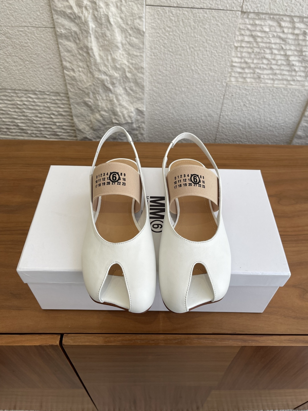 NO:649794,Top version: Maison Margiela MM6 Maison Margiela 2026 early spring new apple head logo velvet belt flat bottom thick heel sandals  MM6 Margiela's early spring sandals are made of fine sheepskin, with light brown webbing strips on the body, engraved with the brand's repeated logo, creating a soft color contrast with the white leather, adding a layer of detail; the slingback strap structure fits the heel, taking into account the convenience and fit of putting on and taking off, and the flat bottom design ensures the comfort of daily wear. The overall integration of pioneering design and practical wear, whether paired with simple skirts or casual trousers, can inject an avant-garde fashion texture into the look.  Upper imported sheepskin lining/foot-padding sheepskin outsole Italian imported genuine leather outsole high heel flat/7cm size 35-41 (customized sizes 40 and 41 are non-refundable), sandals, masion margiela, masion margiela, sandals, skirts, sheepskin, Leather soles19860909顶级版本: Maison Margiela MM6马吉拉 2026 早春新品苹果头 徽标绒带 平底 粗跟 凉鞋 MM6马吉拉这款早春凉鞋,鞋面是细腻羊皮,鞋身搭配浅棕色织带饰条,印刻品牌重复标识,与白色皮革形成柔和的色彩对比,增添细节层次；露跟的绑带结构贴合后跟,兼顾穿脱便捷性与贴合度,平底的设计则保证了日常穿着的舒适感.整体将先锋设计与实穿性融合,无论是搭配简约裙装还是休闲裤装,都能为造型注入前卫的时尚质感. 鞋面进口羊皮 内里/垫脚羊皮 大底意大利进口真皮大底 跟高平底/7cm size 35-41码（40 41码定制不退换）,凉鞋,masion margiela,masion margiela,sandals,skirts,sheepskin,Leather soles,Women's Shoes