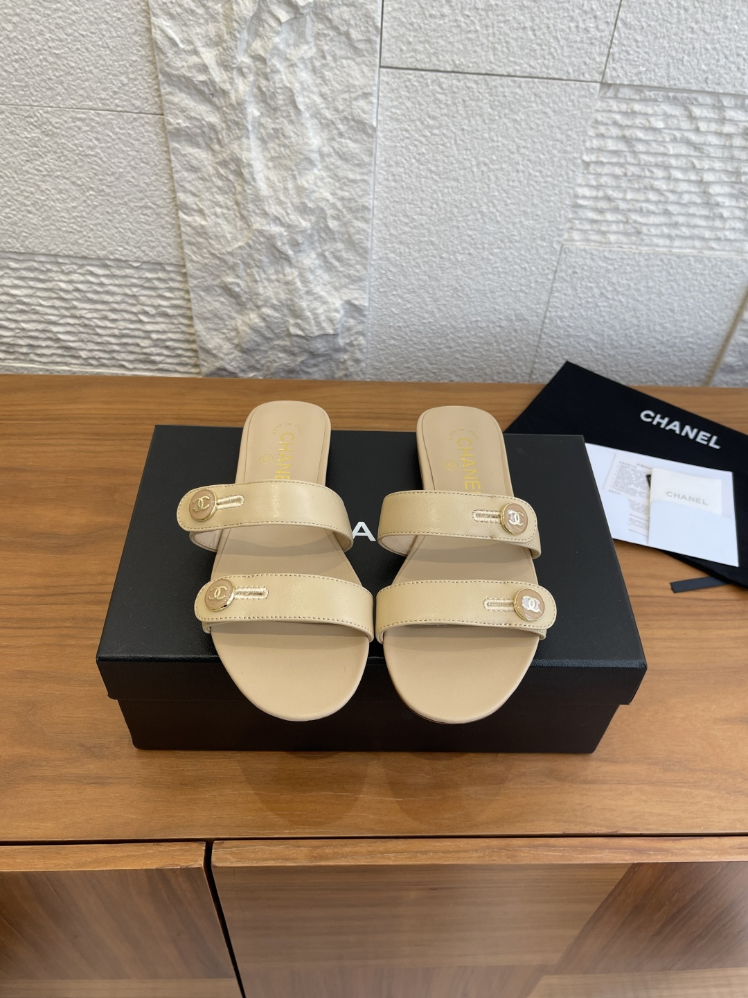 NO:669449,Top version: flat low heel and high heel CHANEL 2025 new autumn and summer double C button sandals slippers Chanel Xiaoxiang classic sandals, made of high-quality lambskin, with classic double C metal buckles, simple and super recognizable!  The thick heel design elongates the leg line and makes walking stable. It can be easily controlled during daily commuting and leisure. The open-toe style is breathable and comfortable, which is very suitable for summer ~ It can be easily matched with skirts or trousers. It is fashionable and practical. It is a must-have versatile item in summer!  The upper is imported lambskin, the lining is imported sheepskin, the sole is genuine leather outsole imported from Italy, Size35-41 (40 and 41 are custom-made and cannot be returned or exchanged), high heels and slippers, chanel, chanel, sandals, high heels, slippers, skirts, sheepskin, Leather soles19860909顶级版本:平底矮跟高跟 CHANEL 香奈儿 2025 秋夏新款 双C钮扣 凉鞋 拖鞋 Chanel小香经典凉拖,选用优质小羊皮,搭配经典双C金属扣,简约又超有辨识度！粗跟设,拉长腿部线条同时走路也很稳,日常通勤、休闲都能轻松驾驭心.露趾款式透气舒适,夏天穿超合适～无论裙装还是裤装都能轻松搭配,时尚又实用,是夏季必入的百搭单品！ 鞋面进口小羊皮 内里进口羊皮 鞋底意大利进口真皮大底 Size35-41（40 41定做不退换）,高跟鞋拖鞋,chanel,chanel,sandals,high heels,slippers,skirts,sheepskin,Leather soles,Women's Shoes