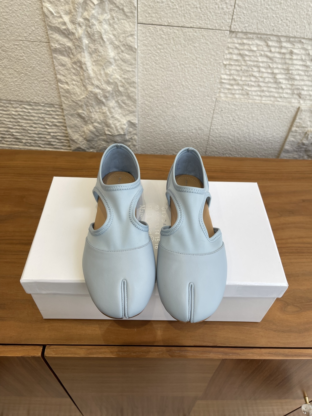 NO:669446,Top version: Maison Margiela MM6 Maison Margiela 2026 Spring and Summer New Split-toe Hollow Shoes Margiela’s split-toe hollow shoes use Lycra cloth and soft and delicate sheepskin as design elements to create shoes that are smart and refined. The hollow shoes can be paired with short skirts.  The sexy personality and flat-soled design ensure the comfort of daily wear. The overall integration of pioneering design and practical wear can inject avant-garde fashion texture into the style whether it is paired with a simple skirt or casual trousers. The upper is imported sheepskin/Lycra, the lining/foot-padding sheepskin outsole, and the genuine leather outsole imported from Italy, size 35-40 (custom-made for 40, non-refundable), split-toe shoes, masion margiela, masion margiela, skirts, sheepskin, Leather  soles19860909顶级版本: Maison Margiela MM6马吉拉 2026 春夏新品 分趾 中空鞋 马吉拉这款分趾中空鞋,采用了莱卡布碰撞柔软细腻的羊皮作为设计元素打造鞋品中空鞋干练精致、搭配短裙 性感个性,平底的设计则保证了日常穿着的舒适感.整体将先锋设计与实穿性融合,无论是搭配简约裙装还是休闲裤装,都能为造型注入前卫的时尚质感. 鞋面进口羊皮/莱卡 内里/垫脚羊皮 大底意大利进口真皮大底 size 35-40（40定做不退换）,分趾鞋,masion margiela,masion margiela,skirts,sheepskin,Leather soles,Women's Shoes