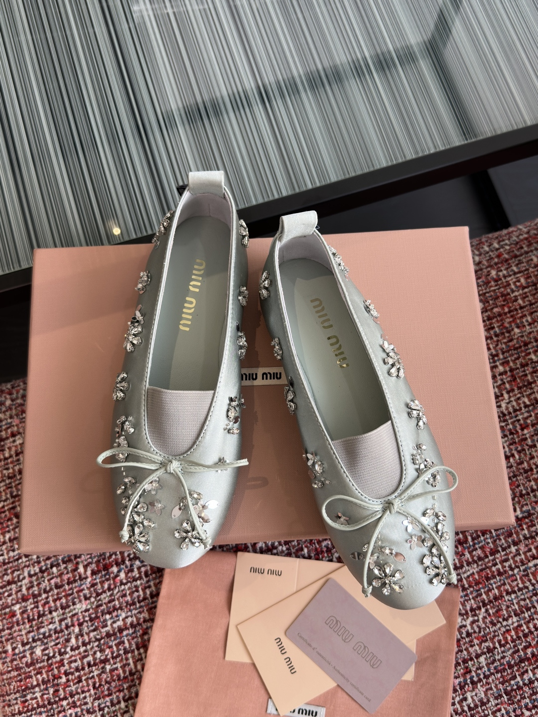 NO:680814,Top version: Miu Miu 26ss early spring new crystal diamond bow flat ballet shoes MiuMiu's crystal diamond ballet flats, silk satin + exquisite rhinestone flowers, elegant and luxurious!  The bow design has a French romantic atmosphere, with a shallow round toe and soft bottom, it is comfortable to wear without tiring the feet, and can be easily used for commuting, dating, and daily life. The four colors are versatile, and skirts and trousers can be matched with each other to easily enhance the sophistication of the look. It is a practical and fashionable fashion item!  Fabric imported silk cloth lining/foot pads imported sheepskin outsole original molded rubber outsole Size 35-41 (40 41 customized, non-returnable), single shoes, miumiu, flats, skirts, sheepskin, real silk19860909顶级版本: Miu Miu 缪缪 26ss 早春新款 水晶钻 蝴蝶结 平底 芭蕾舞鞋 MiuMiu这款水晶钻芭蕾平底鞋,真丝缎面+精致水钻花卉,优雅又奢华！蝴蝶结设计超有法式浪漫氛围感,浅口圆头+软底,穿着舒适不累脚,通勤、约会、日常都能轻松驾驭.四色百搭,裙装裤装随心搭配,轻松提升造型精致度,是实用又时髦的时尚单品！ 面料进口真丝布 内里/垫脚进口羊皮 大底原版开模橡胶大底 Size35-41（40 41定做不退换）,单鞋,miumiu,flats,skirts,sheepskin,real silk,Women's Shoes