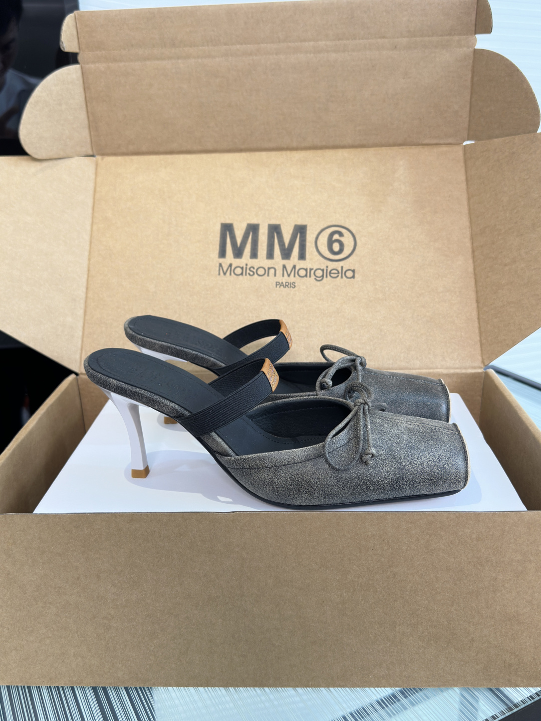 NO:680795,Top version: Maison Margiela MM6 Margiela 26ss spring and summer new style retro square toe bow stiletto heel bag toe half drag this MM6 Maison  Margiela women's shoes perfectly combine retro and fashion. The upper is made of high-quality cow leather, and the retro distressed craftsmanship gives it a unique charm. The exquisite bow lace embellishes the toe, which is sweet and elegant. The square-toe style is classic and generous, effectively modifying the foot shape, and suitable for a variety of styles.  The pleated design of the shoe collar is delicate and exquisite, bringing a soft visual appearance and comfortable wearing experience. The brand logo label on the insole is a symbol of quality and style. Whether it is daily travel or special occasions, it can add a lot of color to your overall look and help you show your unique fashion taste.  Retro burst cowhide upper, silk sheepskin lining/feet pads, outsole, genuine leather outsole imported from Italy, size 35-41 (40 and 41 custom-made, non-returnable), slippers, ballet shoes, masion margiela, masion margiela, slippers, cowhide, sheepskin, Leather soles19860909顶级版本: Maison Margiela MM6马吉拉 26ss 春夏新款 复古 方头 蝴蝶结 细高跟 包头 半拖 这款MM6 Maison Margiela女鞋,将复古与时尚完美融合.鞋面选用质感上乘的牛皮革,复古做旧工艺赋予其独特韵味.精致的蝴蝶结系带点缀鞋头,甜美中透着优雅气质.方头款式经典大方,有效修饰脚型,适配多种穿搭风格.鞋口的褶皱设计细腻精巧,带来柔和的视觉观感与舒适的穿着感受.鞋垫上的品牌标识标签,是品质与格调的象征.无论是日常出行还是参加特殊场合,它都能为您的整体造型增色不少,助您展现独特时尚品味. 鞋面复古爆裂牛皮 内里/垫脚丝绸羊皮里 大底意大利进口真皮大底 size 35-41（40 41定做不退换）,拖鞋芭蕾舞鞋,masion margiela,masion margiela,slippers,cowhide,sheepskin,Leather soles,Women's Shoes