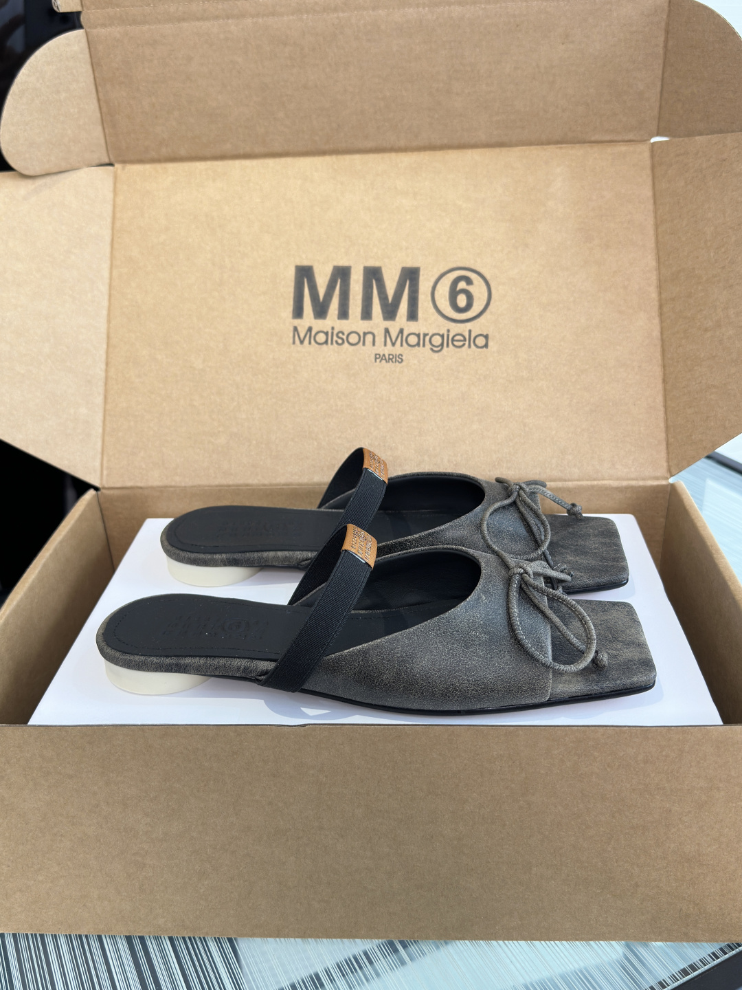 NO:680803,Top version: Maison Margiela MM6 Margiela 26ss spring and summer new retro square toe bow slippers This is a model from MM6 Maison  Margiela's fashionable sandals. The toe is designed with a neat square toe, which modifies the lines of the feet while showing a sense of fashion. The cross strap design on the foot not only adds to the beauty of the details, but also fits the foot better, making it more stable when walking. The heel adopts a slip-on design style, which is easy to put on and take off. The material of the shoe body  The texture is high-quality, soft to the touch and durable. The insole has a brand logo label to highlight the brand identity. These sandals are suitable for daily casual travel, paired with jeans, shorts, etc. to create a casual and comfortable look; they can also be worn on vacation, paired with beach skirts, etc. to show a romantic seaside style, which is the best choice to enhance your dressing taste.  Retro burst cowhide upper, lining/foot pads, silk sheepskin lining, outsole, genuine leather outsole imported from Italy, size 35-41 (40 41 customized, non-returnable), slippers, ballet shoes, masion margiela, masion margiela, slippers, skirts, shorts, jeans, cowhide, sheepskin, Leather soles19860909顶级版本: Maison Margiela MM6马吉拉 26ss 春夏新款 复古 方头 蝴蝶结 拖鞋 这是一款来自MM6 Maison Margiela的时尚凉拖鞋.鞋头为利落方头设计,修饰脚部线条的同时尽显时尚感.脚面上有交叉绑带设计,不仅增添了细节美感,还能更好地贴合脚部,行走时更加稳固.鞋后跟处采用了一字拖的设计风格,方便穿脱.鞋身材质质感上乘,触感柔软且耐用.鞋垫上带有品牌标识标签,彰显品牌身份.这款凉拖鞋既适合日常休闲出行,搭配牛仔裤、短裤等打造随性自在的造型；也能在度假时穿着,搭配沙滩裙等展现浪漫的海滨风情,是提升穿搭品味的不二之选. 鞋面复古爆裂牛皮 内里/垫脚丝绸羊皮里 大底意大利进口真皮大底 size 35-41（40 41定做不退换）,拖鞋芭蕾舞鞋,masion margiela,masion margiela,slippers,skirts,shorts,jeans,cowhide,sheepskin,Leather soles,Women's Shoes