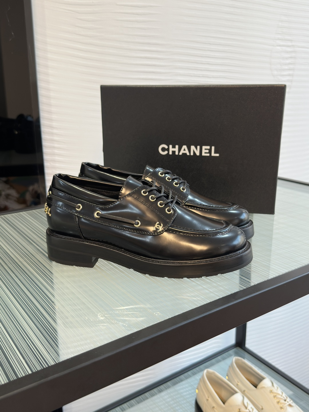 NO:680862,Top version: CHANEL Chanel 26C early spring new lace-up thick-soled loafers  These CHANEL women's lace-up leather shoes. The upper is carefully made of high-quality white leather, simple yet exquisite. The iconic golden double C badge is embellished on the shoe body, highlighting the brand's luxurious style. The lace design adds a bit of neatness and casualness, and can be customized according to the shape of the foot.  Adjust to bring a comfortable and fitting wearing experience. The thick-soled shape not only adds a sense of fashion, but also improves height to a certain extent. Whether paired with a skirt to show a woman's softness and romance, or paired with trousers to show a capable temperament, these leather shoes can be easily controlled and are an indispensable item in the shoe cabinet of fashionable people.  The upper is imported calfskin, the lining is imported sheepskin, the sole is original molded rubber outsole Size35-41 (40 and 41 are customized and non-returnable), loafers, chanel, chanel, loafers, skirts, cowhide, sheepskin19860909顶级版本: CHANEL 香奈儿 26C 早春新款 系带 厚底 乐福鞋 这款香奈儿（CHANEL）女士系带皮鞋.鞋面采用质感上乘的白色皮革精心打造,简约而不失精致.标志性的金色双C徽章点缀于鞋身之上,彰显品牌奢华格调.系带设计增添了几分利落与随性,同时可根据脚型进行调整,带来舒适贴合的穿着体验.厚底造型不仅增加了时尚感,还能在一定程度上提升身高.无论是搭配裙装展现女性的柔美浪漫,还是搭配裤装展现干练气质,这款皮鞋都能轻松驾驭,是时尚人士鞋柜中不可或缺的单品. 鞋面进口小牛皮 内里进口羊皮 鞋底原版开模橡胶大底 Size35-41（40 41定做不退换）,乐福鞋,chanel,chanel,loafers,skirts,cowhide,sheepskin,Women's Shoes