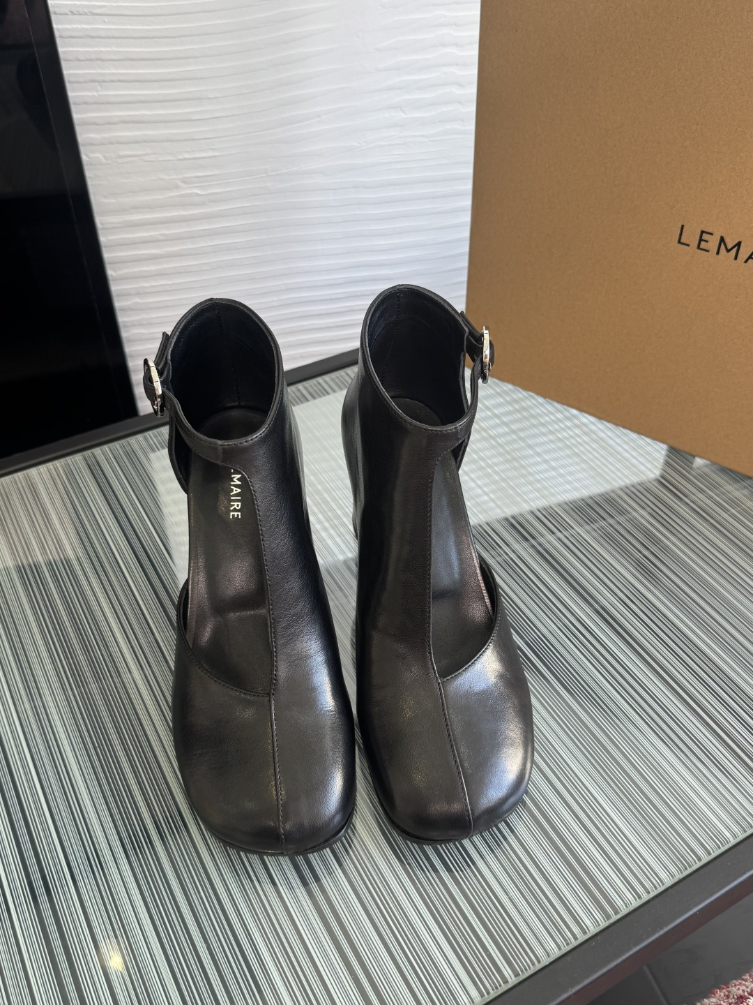 NO:682574,Top version: LEMAIRE 2026 spring and summer new style, round toe, side hollow, hollow, high heel, short boots, sandal boots  This LEMAIRE women's short boots are carefully made of classic calf leather, showing elegance. The unique hollow design is matched with a metal ring buckle, adding a sense of fashion and personality. The thick heel style not only provides a comfortable wearing experience, but also effectively enhances height and aura. Whether paired with skirts or trousers, it can be easily adapted to various occasions and is an excellent item to enhance your dressing taste. The fabric is imported calfskin, the lining is imported sheepskin, the outsole is imported genuine leather outsole, and the heel height is 6cm.  Size35-40 (40 is custom-made and cannot be returned or exchanged), boots, boots, skirts, cowhide, sheepskin, Leather soles19860909顶级版本: LEMAIRE 2026 春夏新款 圆头 侧空 镂空 高跟 短靴 凉靴 这款LEMAIRE女士短靴,以经典小牛皮革精心打造,尽显优雅气质.独特的镂空设计搭配金属圆环搭扣,增添时尚感与个性魅力.粗跟款式不仅提供舒适的穿着体验,还能有效提升身高与气场.无论是搭配裙装还是裤装,都能轻松适配各种场合,是提升穿搭品味的绝佳单品. 面料进口小牛皮 内里进口羊皮 大底意大利进口真皮大底 跟高6cm Size35-40（40 定做不退换）,靴子,boots,skirts,cowhide,sheepskin,Leather soles,Women's Shoes