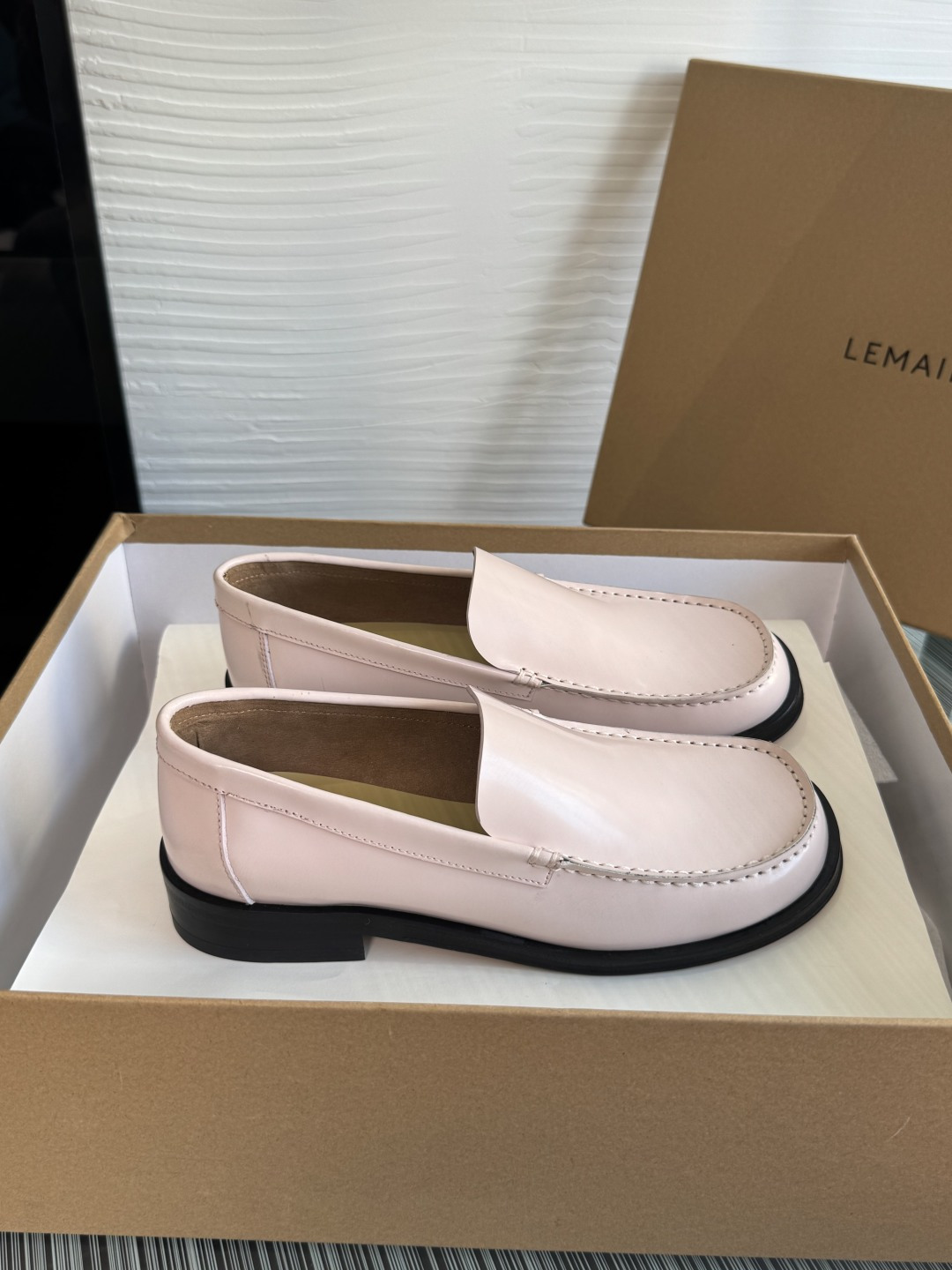 NO:692146,Top version: LEMAIRE 2026 early spring new minimalist style round toe slip-on loafers  LEMAIRE is an elegant and unique loafer. The classic loafer style design is simple and elegant, easy to put on and take off. The shoe mouth has smooth lines and fits the ankle, bringing a comfortable wearing experience. Exquisite stitching technology highlights quality details. The black sole not only increases the stability of the shoe, but also forms a sharp contrast in color, which is fashionable and individual. Whether it is paired with casual wear or formal wear, it can add a touch of color to the overall look and is an excellent item to enhance the dressing taste. Imported open edge beads on the fabric  Imported cowhide lining, outsole imported from Italy, genuine leather outsole Size 35-40 (40 is custom-made and non-refundable), loafers, loafers, cowhide, Leather soles19860909顶级版本: LEMAIRE 2026 早春新款 极简风 圆头 一脚蹬 乐福鞋 LEMAIRE这款优雅别致的乐福鞋.经典的乐福款式设计,简约大方,穿脱便捷.鞋口线条流畅,贴合脚踝,带来舒适的穿着体验.精致的缝线工艺,彰显品质细节.搭配黑色的鞋底,不仅增加了鞋子的稳重感,还形成了色彩上的鲜明对比,时尚又不失个性.无论是搭配休闲装还是正装,都能为整体造型增添一抹亮色,是提升穿搭品味的绝佳单品. 面料进口开边珠 内里进口牛皮 大底意大利进口真皮大底 Size35-40（40 定做不退换）,乐福鞋,loafers,cowhide,Leather soles,Women's Shoes