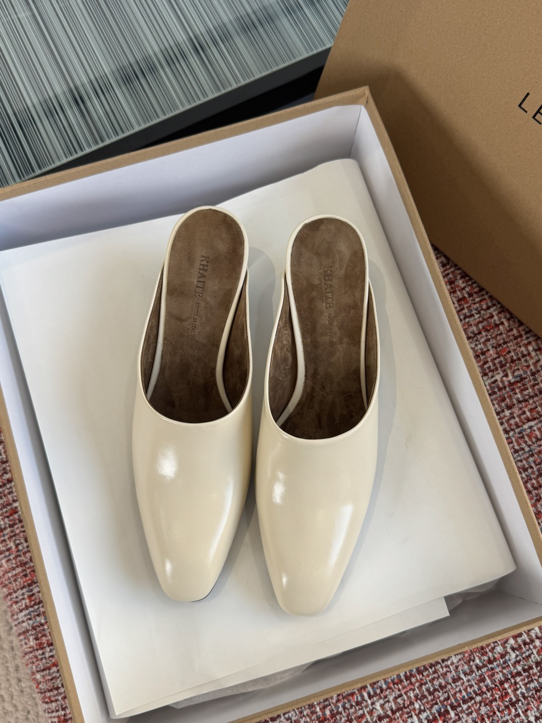 NO:692139,Top version: LEMAIRE 2026 early spring new style, small square toe, medium heel, toe slippers, mule shoes, half slippers, single shoes LEMAIRE  This fashionable and elegant high-heeled mules. The upper is made of high-quality cow leather material, with soft luster and high quality. The simple and smooth line design outlines a neat shoe shape, and the pointed toe style adds a bit of sophistication and grandeur. The stiletto heel design not only enhances the temperament, but also elongates the leg line.  Let you exude confidence and charm every step you take. The heelless Muller style is easy to put on and take off. It is suitable for daily casual travel and can be easily matched with formal wear for various occasions. Whether paired with a skirt to show a gentle and ladylike style, or paired with trousers to create a smart workplace style, it can be the finishing touch in your look.  Fabric imported calfskin, lining imported Yangjing, outsole imported Italian leather outsole Size 35-40 (customized for 40, non-returnable), half drag, skirts, cowhide, sheep, Leather soles19860909顶级版本: LEMAIRE 2026 早春新款 小方头 中跟 包头拖 穆勒鞋 半拖 单鞋 LEMAIRE 这款时尚优雅的高跟穆勒鞋.鞋面采用质感上乘的牛皮革材质,光泽柔和,尽显高级.简约流畅的线条设计,勾勒出利落的鞋型,尖头款式增添了几分精致与大气.细高跟的设计,在提升气质的同时,也拉长了腿部线条,让您每一步都散发自信魅力.无后跟的穆勒款式,穿脱便捷,既适合日常休闲出行,又能轻松搭配正装,出席各种场合.无论是搭配裙装展现温柔淑女风,还是搭配裤装打造干练职场范,它都能成为您造型中的点睛之笔. 面料进口小牛皮 内里进口羊京 大底意大利进口真皮大底 Size35-40（40定做不退换）,半拖,skirts,cowhide,sheep,Leather soles,Women's Shoes