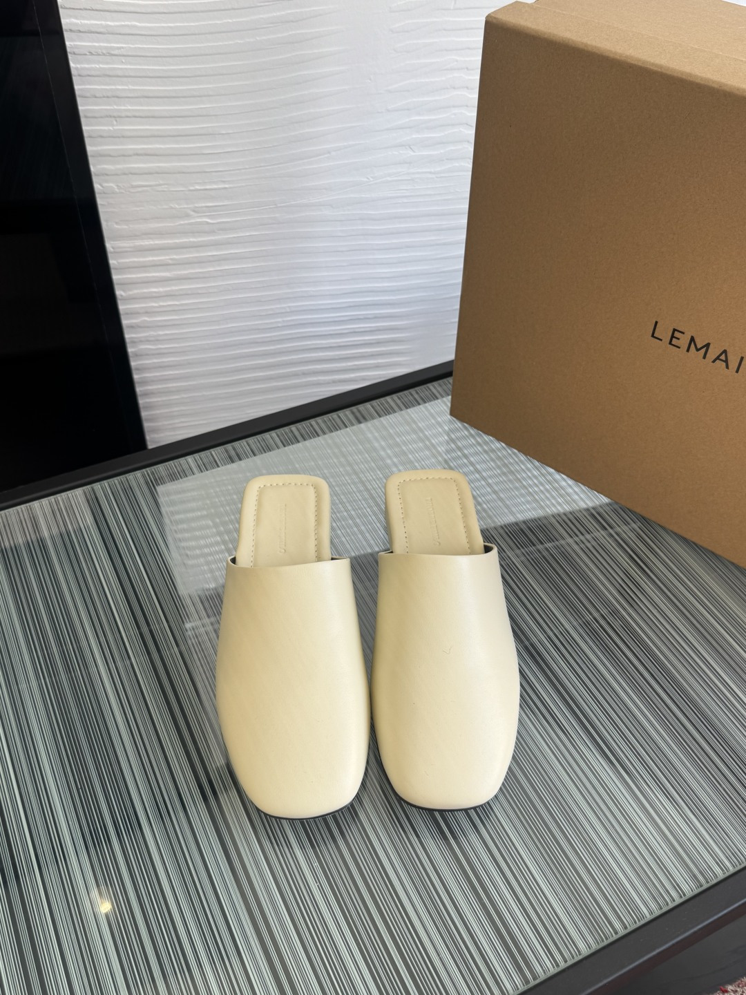 NO:692142,Top version: LEMAIRE 2026 early spring new style square toe flat bottom toe slippers mule shoes half drag LEMAIRE  This flat-soled half-slip mule shoe interprets elegant style with simplicity. It is made of high-quality leather fabrics, which are soft to the touch and rich in texture, highlighting the pursuit of quality. The smooth shoe line, with the classic square toe design, has both retro charm and fashion sense, and can easily adapt to a variety of styles. The heelless mule style is easy to put on and take off at will, bringing more convenience to daily travel. The fabric is imported calfskin, the lining is imported sheepskin, and the outsole is imported genuine leather outsole.  Size35-40 (40 is custom-made and cannot be returned or exchanged), half drag, cowhide, sheepskin, Leather soles19860909顶级版本: LEMAIRE 2026 早春新款 方头 平底 包头拖 穆勒鞋 半拖 LEMAIRE 这款平底半拖穆勒鞋,以简约诠释优雅格调.精选优质皮革面料,触感柔软且富有质感,彰显品质追求.流畅的鞋型线条,搭配经典方头设计,复古韵味与时尚感兼具,轻松适配多种风格穿搭.无后跟的穆勒款式,穿脱便捷随心,为日常出行带来更多便利. 面料进口小牛皮 内里进口羊皮 大底意大利进口真皮大底 Size35-40（40定做不退换）,半拖,cowhide,sheepskin,Leather soles,Women's Shoes