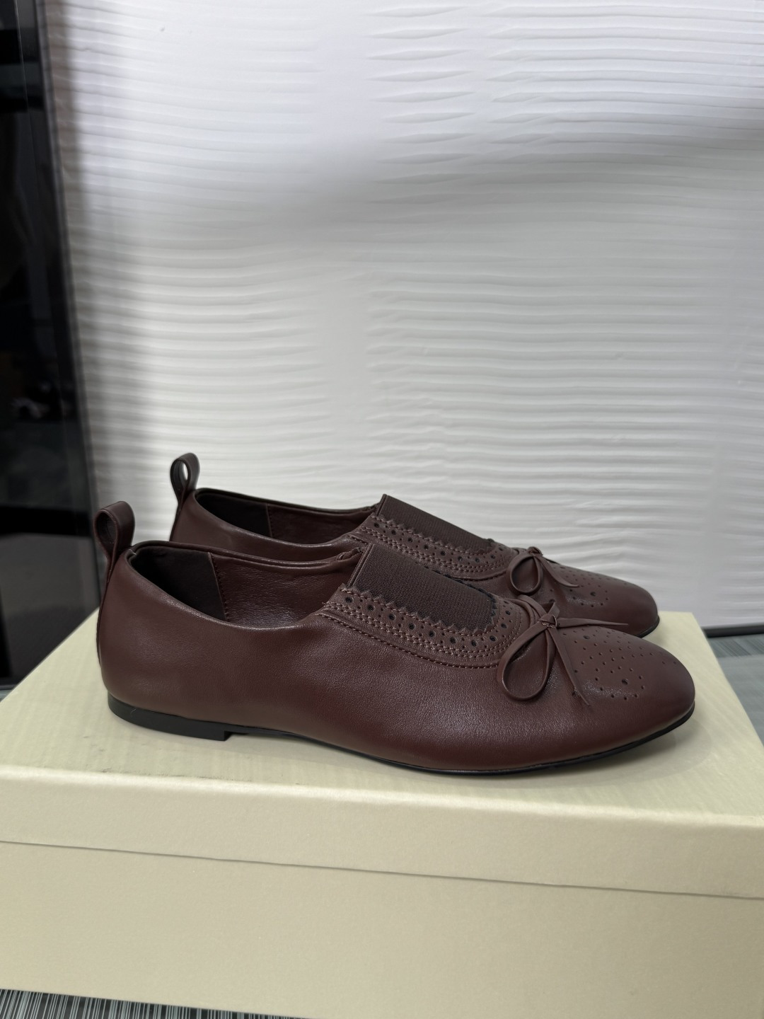 NO:694406,Top version: Unfolio 2026 Spring and Summer New Retro Brogue Carved Bow Loafers Unfolio's brogue-style loafers are made of high-quality leather, with brogue carving + bow decoration on the surface, full of retro elegance. Flat-bottom design, comfortable for daily commuting or long walks, and super easy to put on and take off!  The four colors are versatile and can be easily matched with various styles of clothing. They can be worn in both casual and formal occasions. The British style details are practical and fashionable, and they are the representative of spring and summer footwear trends!  Fabric imported cowhide, lining/foot pads imported sheepskin, outsole original molded rubber outsole Size 35-40 (customized for 40, non-returnable), single shoes, loafers, cowhi19860909顶级版本: Unfolio 2026 春夏新款 复古 布洛克雕花 蝴蝶结 乐福鞋 Unfolio这款布洛克风乐福鞋,采用优质皮革,表面布洛克雕花＋蝴蝶结装饰,复古优雅感满满.平底设计,日常通勤或长时间行走都很舒适,穿脱超方便！四个颜色百搭,轻松搭配各种风格服饰,无论休闲还是正式场合都能hold住～英伦风细节,实用又时髦,是春夏鞋履流行趋势代表哦！ 面料进口牛皮 内里/垫脚进口羊皮 大底原版开模橡胶大底 Size35-40（40定做不退换）,单鞋,loafers,cowhide,sheepskin,Women's Shoes