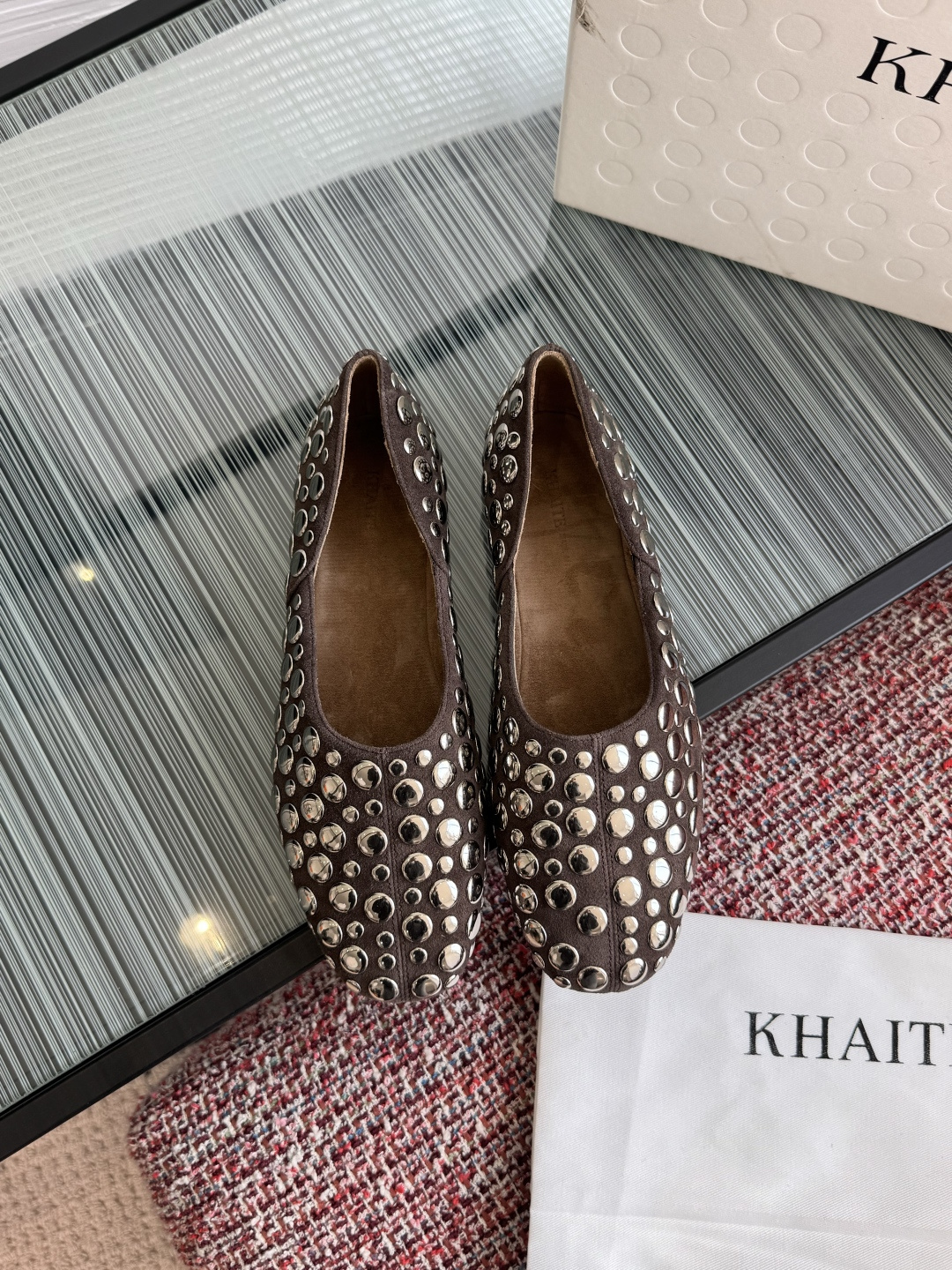 NO:694956,Top version: KHAITE 2026 early spring new Jane series retro rivet flat shoes slip-on ballet shoes KHAITE Jane series rivet ballet flat shoes, calfskin suede + metal rivets, cold-toned gloss and super texture!  Round toe slip-on design, soft suede lining, comfortable to wear without tiring your feet, suitable for daily commuting. The rivets are exquisitely arranged, retro and modern. It goes well with skirts or wide-leg pants. It can easily enhance your outfit temperament. It is a versatile artifact in autumn and winter!  Fabric calfskin suede lining/foot pads suede outsole Italian imported genuine leather outsole Size 35-40 (customized for 40 non-returnable), single shoes, flats, skirts, cowhide, chamois leather, Leather soles19860909顶级版本: KHAITE 2026 早春新款 Jane系列 复古 铆钉 平底鞋 一脚蹬 芭蕾舞鞋 KHAITE Jane系列铆钉芭蕾平底鞋,小牛皮绒面+金属铆钉,冷调光泽超有质感！圆头一脚蹬设计,内里柔软麂皮,穿着舒适不累脚,通勤日常都OK.铆钉排列精致,复古又现代,搭裙装或阔腿裤都很出彩,轻松提升穿搭气质,是秋冬百搭神器！ 面料小牛皮绒面 内里/垫脚麂皮 大底意大利进口真皮大底 Size35-40（40定做不退换）,单鞋,flats,skirts,cowhide,chamois leather,Leather soles,Women's Shoes