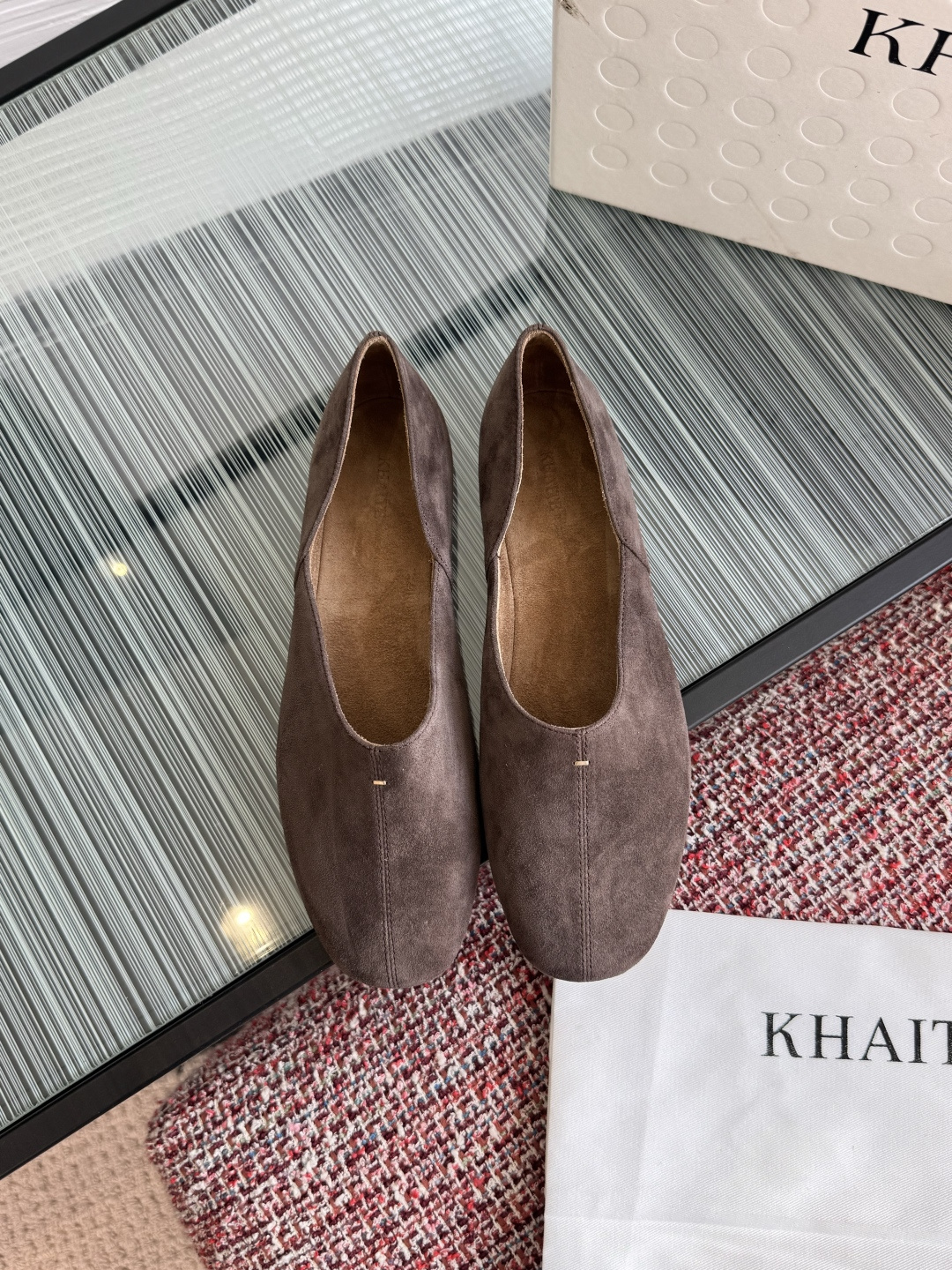 NO:694959,Top version: KHAITE 2026 Early Spring New Jane Series Retro Round Toe Flat Shoes Slip-on Ballet Shoes KHAITE Jane series flat shoes are made of high-quality calfskin, with delicate and textured uppers, soft lining, and super comfortable to wear!  The round toe and shallow mouth design is simple and elegant, and can be easily used for commuting and leisure. The flat bottom structure is not tiring when walking and can be worn for a long time. Minimalist style + high quality, versatile and durable, it is a must-have classic item in the wardrobe!  Fabric: calfskin suede, lining/foot pads, suede, outsole, genuine leather outsole imported from Italy, Size 35-40 (customized for 40, non-returnable), single shoes, flats, cowhide, chamois leather, Leather soles19860909顶级版本: KHAITE 2026 早春新款 Jane系列 复古 圆头 平底鞋 一脚蹬 芭蕾舞鞋 KHAITE Jane系列平底鞋,选用优质小牛皮,鞋面细腻有质感,内衬柔软,穿着超舒适！圆头浅口设计,简约大方,通勤休闲都能轻松驾驭.平底结构走路不累,长时间穿也OK.极简风格+高品质,百搭又耐看,是衣橱必备经典单品！ 面料小牛皮绒面 内里/垫脚麂皮 大底意大利进口真皮大底 Size35-40（40定做不退换）,单鞋,flats,cowhide,chamois leather,Leather soles,Women's Shoes