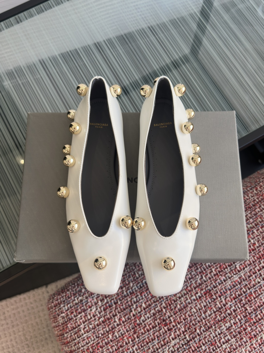 NO:694952,Top version: BaLenciaga Balenciaga 2026 early spring new style square toe shallow mouth rivets slip-on flat shoes single shoes  Balenciaga metal ball shoes, glossy leather + metal beads, gold metal decoration and leather form a material contrast, becoming the visual focus, adding a sense of coolness and sophistication. They are made of glossy patent leather and come in three classic colors of nude pink, off-white, and black. The gloss of the patent leather enhances the texture of the shoes, and the color matching is also suitable for a variety of dressing scenes. The fabric is imported cowhide with open edge beads. The lining/foot pad is imported sheepskin. The outsole is imported genuine leather outsole.  Size34-41 (34 40 41 customized, non-returnable), single shoes, balenciaga, balenciaga, flats, cowhide, sheepskin, Leather soles19860909顶级版本: BaLenciaga 巴黎世家 2026 早春新款 方头 浅口 铆钉 一脚蹬 平底鞋 单鞋 Balenciaga巴黎世家金属圆珠单鞋,亮面皮革+金属圆珠,金色金属装饰与皮革形成材质对比,成为视觉焦点,增添了酷感与精致度.选用亮面漆皮材质,呈现裸粉、米白、黑色三种经典配色,漆皮的光泽感提升了鞋款的质感,配色也适配多种穿搭场影. 面料进口牛皮开边珠 内里/垫脚进口羊皮 大底意大利进口真皮大底 Size34-41（34 40 41定做不退换）,单鞋,balenciaga,balenciaga,flats,cowhide,sheepskin,Leather soles,Women's Shoes
