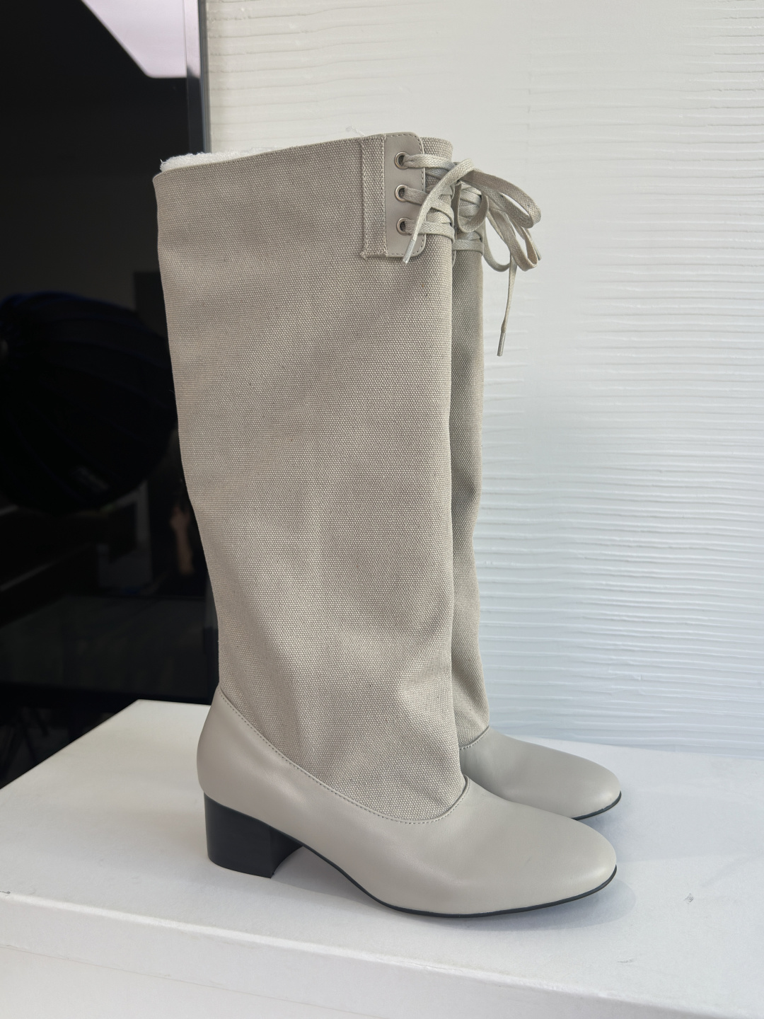 NO:695221,Top version: Paloma Wool 2025 new winter clothing, British style, round toe, lace-up, medium high heels, pile boots, long boots. Paloma Wool Victoria boots, high simple design + soft microfiber, comfortable to wear and not stuffy on the feet!  The lace-up details at the boot collar are elegant and retro-feeling. The 10.5cm thick heel makes for a steady walk. It is very classy when paired with a coat and sweater in autumn and winter. The beige gray color is versatile and can be easily used for commuting, dating and daily life. Full marks for relaxed aesthetics!  Fabric Imported cowhide/original custom fabric Lining cowhide Outsole Original wear-resistant and non-slip rubber outsole Size 35-40 (customized for 40, non-returnable), boots, boots, sweaters, cowhide19860909顶级版本: Paloma Wool 2025 冬装新款 英伦风格 圆头 系带 中高跟 堆堆靴 长靴 Paloma Wool Victoria长靴,高简设计+柔软超细纤维,穿着舒适不闷脚！靴口系带细节,优雅又有复古感十.5cm粗跟,走路稳稳的,秋冬搭配大衣毛衣超有气质～米灰色百搭,通勤、约会、日常都能轻松驾驭,松弛美学满分！ 面料进口牛皮/原版定制布料 内里牛皮 大底原版耐磨防滑橡胶大底 Size35-40（40定做不退换）,靴子,boots,sweaters,cowhide,Women's Shoes