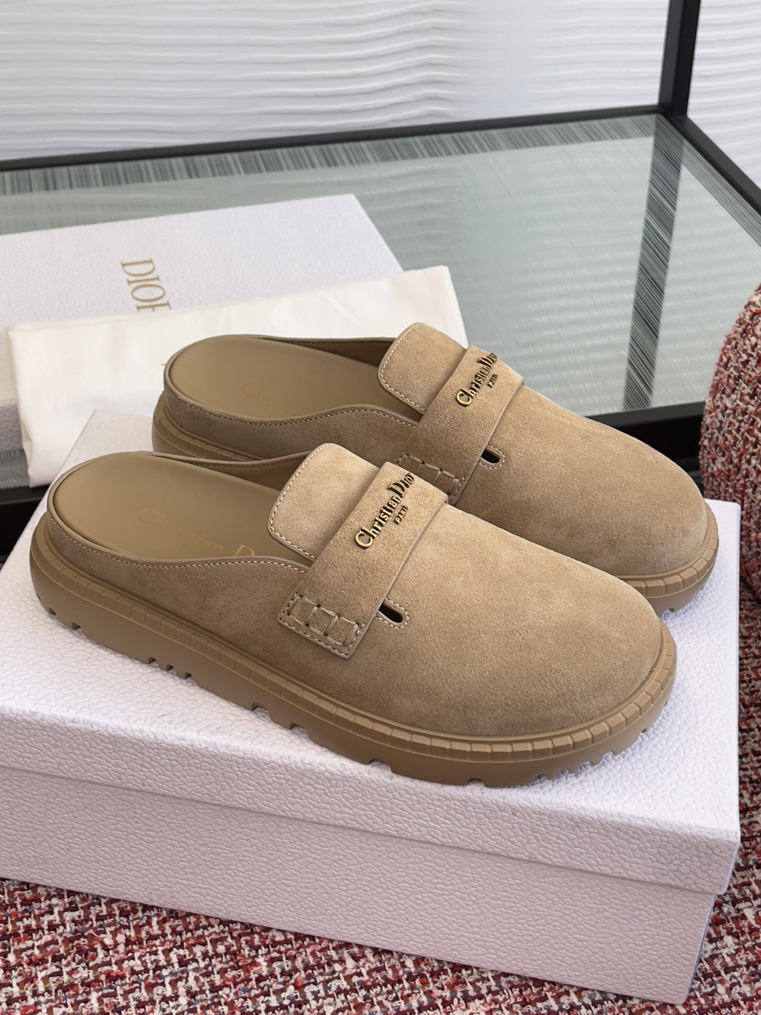 NO:695218,Top version: DOIR Dior 2026 new early spring Boy series flat bottom half-flop toe-toe slippers Mule shoes This Dior Boy Mule shoe is a new product of the 2026 early spring ready-to-wear series. It cleverly combines the casual silhouette of clogs with Dior's classic logo of haute couture style. It is carefully made of rope beige suede cow leather, with a round toe, and the upper is embellished with golden tones Christian Dior Paris  The logo enhances style. Thick tonal notch sole design, fashionable and comfortable. Fabric imported first-layer cowhide velvet, lining imported cowhide, outsole original molded rubber foam outsole Size 35-41 (40 41 custom-made, non-returnable), half drag, dior, dior, cowhide19860909顶级版本: DOIR 迪奥 2026 早春新款 Boy系列 平底 半拖 包头拖 穆勒鞋 这款 Dior Boy 穆勒鞋是二零二六早春成衣系列新品,将木底鞋的休闲廓形与 Dior 的高订风格经典标识巧妙结合.采用绳米色绒面牛皮革精心制作,搭配圆形鞋头,鞋面点缀以金色调 Christian Dior Paris 标志提升格调.厚实的同色调凹口鞋底设计,时尚舒适. 面料进口头层牛皮绒 内里进口牛皮 大底原版开模橡胶发泡大底 Size35-41（40 41定做不退换）,半拖,dior,dior,cowhide,Women's Shoes