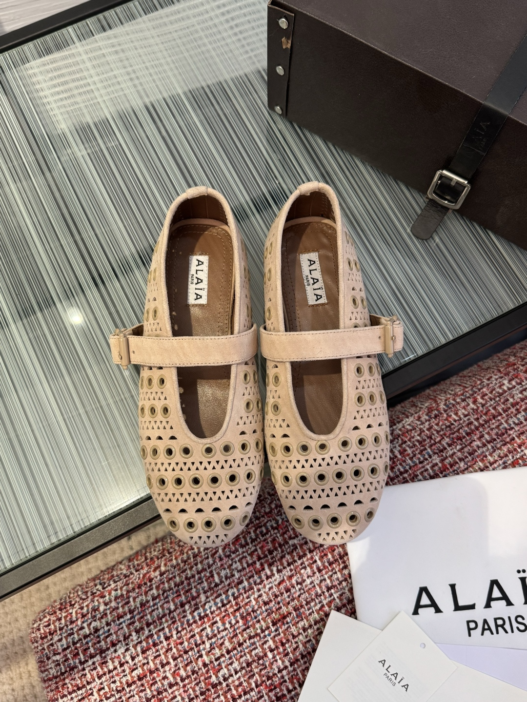 NO:695988,Top version: ALAIA 2026 Spring and Summer New Style Round Toe Hollow Rivets Strap Flat Ballet Shoes Alaia's hollow Mary Jane ballet shoes are made of imported suede and have a geometric hollow design on the upper, which is breathable and fashionable!  The sheepskin lining is soft, and the non-slip rubber sole makes it comfortable to wear without tiring your feet. The one-line buckle strap is retro and elegant, and full of French romantic atmosphere ~ It can be easily controlled whether commuting, dating or parties, practical and beautiful, it is a versatile artifact in spring and summer!  Fabric imported suede lining/foot pads imported sheepskin outsole original molded rubber outsole Size35-42 (40 41 42 custom-made and non-returnable), ballet shoes, alaia, mary jane, sheepskin, chamois leather19860909顶级版本: ALAIA 阿莱亚 2026 春夏新款 圆头 镂空 铆钉 一字带 平底 芭蕾舞鞋 Alaia这款镂空玛丽珍芭蕾舞鞋,采用进口麂皮,鞋面几何镂空设计,透气又时髦！内里羊皮柔软,防滑橡胶鞋底,穿着舒适不累脚.一字扣带复古优雅,法式浪漫氛围感拉满～无论通勤、约会还是聚会都能轻松驾驭,实用又好看,是春夏季百搭神器！ 面料进口麂皮 内里/垫脚进口羊皮 大底原版开模橡胶大底 Size35-42（40 41 42定做不退换）,芭蕾舞鞋,alaia,mary jane,sheepskin,chamois leather,Women's Shoes