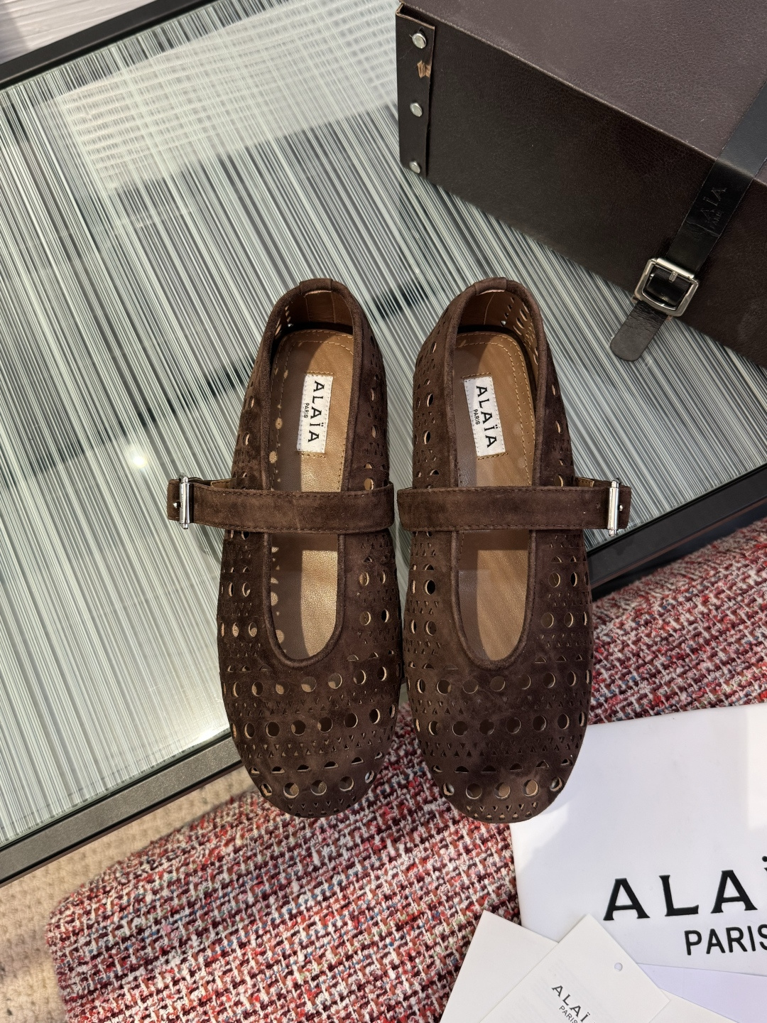 NO:695990,Top version: ALAIA 2026 spring and summer new style, round toe, hollow, flat bottom, straight strap, ballet shoes. Alaia's hollow Mary Jane ballet shoes are made of imported suede and have a geometric hollow design on the upper, which is breathable and fashionable!  The sheepskin lining is soft, and the non-slip rubber sole makes it comfortable to wear without tiring your feet. The one-line buckle strap is retro and elegant, and full of French romantic atmosphere ~ It can be easily controlled whether commuting, dating or parties, practical and beautiful, it is a versatile artifact in spring and summer!  Fabric imported suede lining/foot pads imported sheepskin outsole original molded rubber outsole Size35-42 (40 41 42 custom-made and non-returnable), ballet shoes, alaia, mary jane, sheepskin, chamois leather19860909顶级版本: ALAIA 阿莱亚 2026 春夏新款 圆头 镂空 平底 一字带 芭蕾舞鞋 Alaia这款镂空玛丽珍芭蕾舞鞋,采用进口麂皮,鞋面几何镂空设计,透气又时髦！内里羊皮柔软,防滑橡胶鞋底,穿着舒适不累脚.一字扣带复古优雅,法式浪漫氛围感拉满～无论通勤、约会还是聚会都能轻松驾驭,实用又好看,是春夏季百搭神器！ 面料进口麂皮 内里/垫脚进口羊皮 大底原版开模橡胶大底 Size35-42（40 41 42定做不退换）,芭蕾舞鞋,alaia,mary jane,sheepskin,chamois leather,Women's Shoes