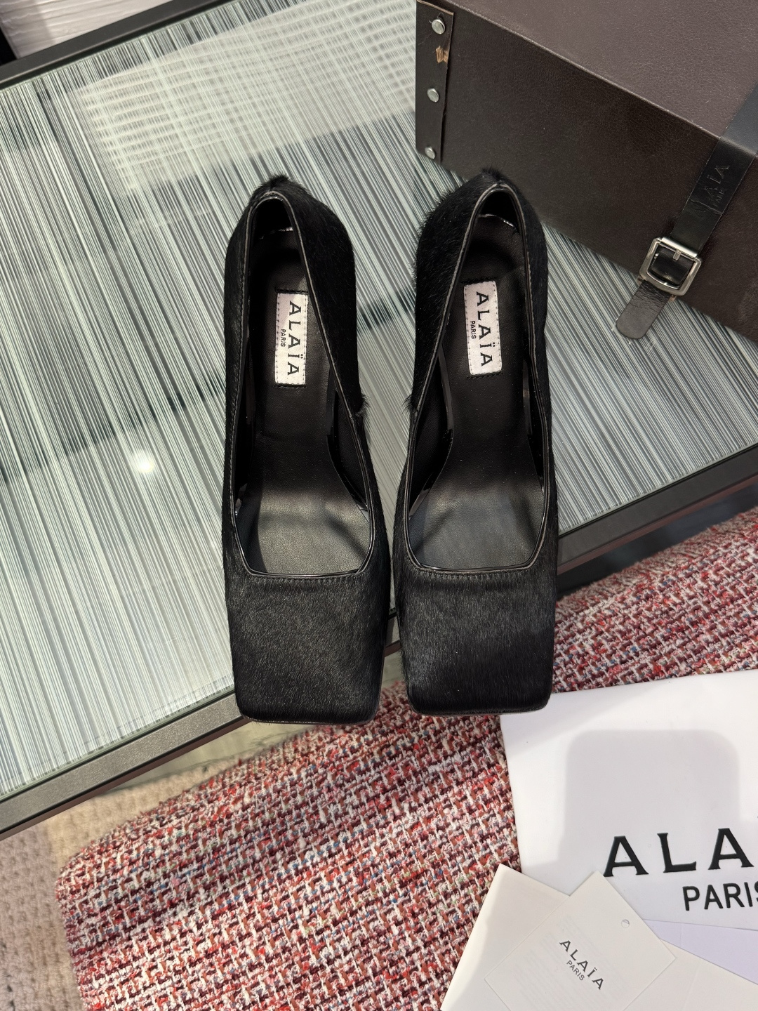 NO:705974,1 Top version: ALAIA Alaia 2026 early spring new square toe high-heeled shoes Alaia's horse hair high-heeled shoes, square toe + thick heel design, retro and fashionable!  The horse hair material is soft and textured, and the yellow color is super eye-catching. It goes well with skirts or suits. The thick heels are stable and can be easily controlled for commuting and dating. It is elegant and powerful. It is a must-have item for fashionable girls' shoe cabinets!  Fabric imported horse hair lining/foot pads imported sheepskin outsole Italian imported genuine leather outsole injection molding Size35-41 (40 41 custom-made and non-refundable), high-heeled shoes, alaia, high heels, skirts, business suit, sheepskin, Leather soles198609091顶级版本: ALAIA 阿莱亚 2026 早春新款 方头 高跟 单鞋 Alaia这款马毛高跟鞋,方头+粗跟设计,复古又时髦！马毛材质柔软有质感,黄色超亮眼,搭裙装或西装都很出彩计.粗跟走路稳,通勤约会,都能轻松驾驭,优雅又有力量感,是时尚女孩鞋柜必备单品！ 面料进口马毛 内里/垫脚进口羊皮 大底意大利进口真皮大底注塑 Size35-41（40 41 定做不退换）,高跟鞋单鞋,alaia,high heels,skirts,business suit,sheepskin,Leather soles,Women's Shoes