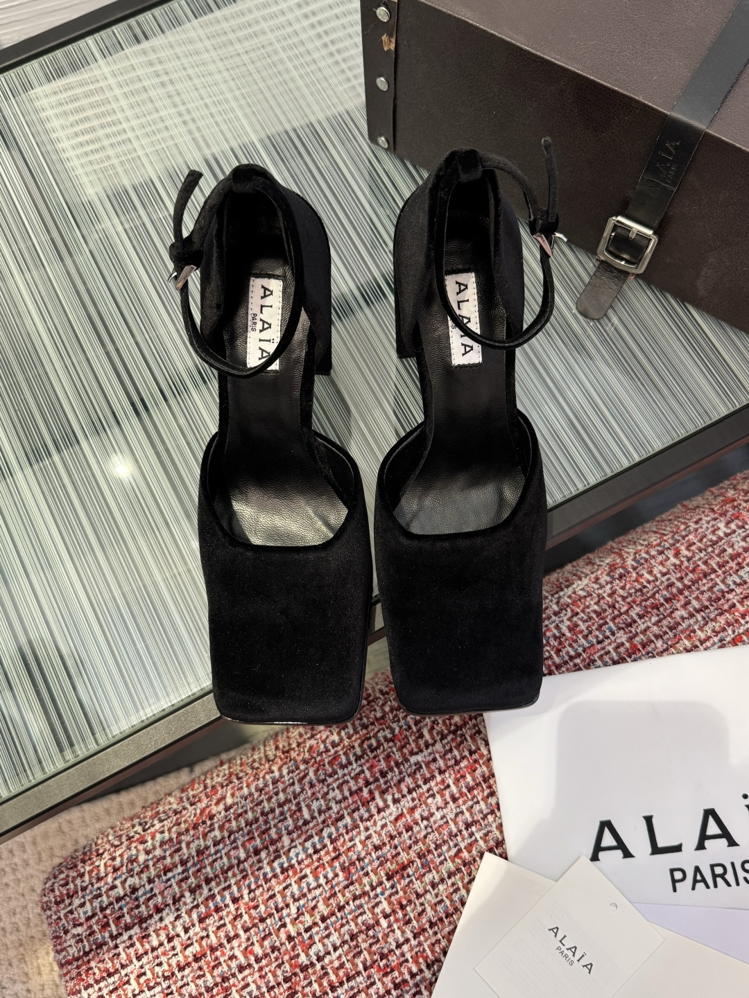 NO:705972,Top version: ALAIA Alaia 2026 spring and summer new style square toe hollow high heel single shoes sandals Alaia's hollow high heels, square toe design + thick heel structure, are elegant and practical, the upper velvet texture is super high-end. The ankle strap details make it more stable to wear and full of fashion sense! The square-toe shape is retro and modern, and looks great with dresses or suits. It can be easily used for commuting, dating, and formal occasions. ALAIA is famous for its unique tailoring and exquisite craftsmanship. This pair of shoes is definitely a fashionable item that combines temperament and comfort! Fabric imported sheepskin/imported velvet lining/foot pads imported sheepskin outsole imported genuine leather outsole injection molded from Italy Heel height 9cm Size35-41 (40 41 customized, non-returnable), high heels and sandals, alaia, sandals, high heels, skirts, business suit, sheepskin, Leather soles19860909顶级版本: ALAIA 阿莱亚 2026 春夏新款 方头 中空 高跟 单鞋 凉鞋 Alaia这款中空高跟鞋,方头设计+粗跟结构,优雅又实用,鞋面丝绒质感超高级.脚踝绑带细节,穿着更稳,时尚感满分！方头造型复古又现代,搭配连衣裙或西装都很出彩,通勤、约会、正式场合都能轻松驾驭几.ALAIA以独特剪裁和精致工艺著称,这双鞋绝对是气质与舒适兼备的时尚单品！ 面料进口羊皮/进口天鹅绒 内里/垫脚进口羊皮 大底意大利进口真皮大底注塑 跟高9cm Size35-41（40 41 定做不退换）,高跟鞋凉鞋,alaia,sandals,high heels,skirts,business suit,sheepskin,Leather soles,Women's Shoes