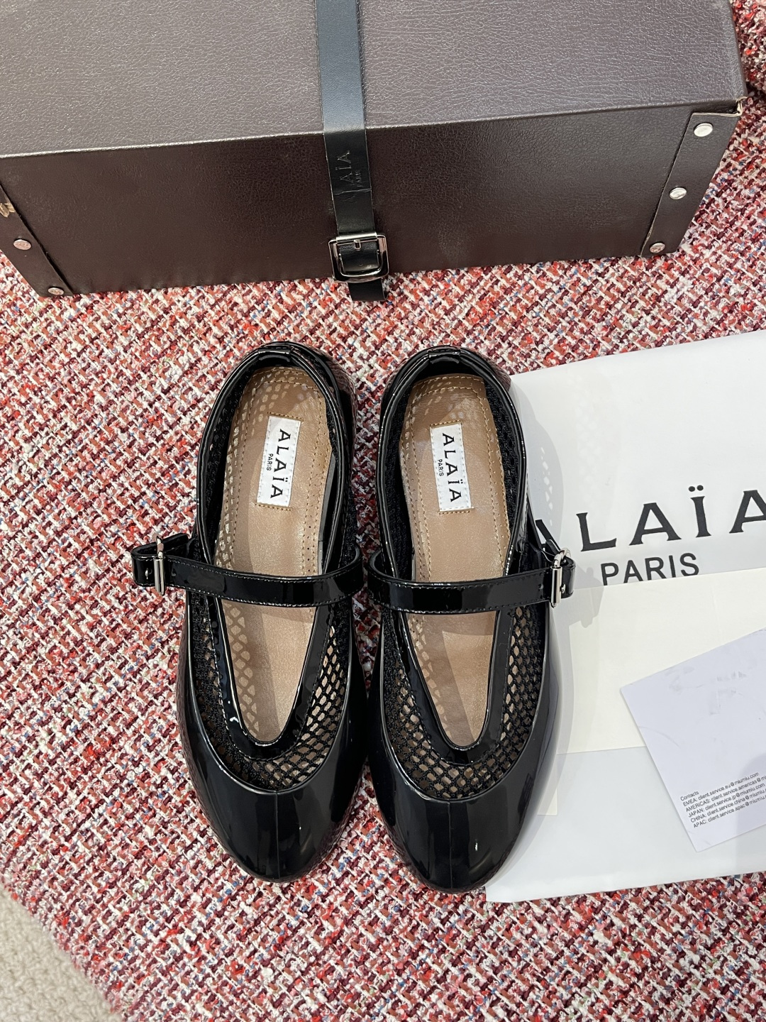 NO:706185,Top version: ALAIA 2026 new early spring round toe fishnet rubber flat Mary Jane shoes Alaia flat ballet shoes; upper decorated with cross buckle straps, round toe shape, with removable rubber shoe covers; made of fishnet fabric, patent leather and shiny rubber splicing, modern and fashionable. Fabric imported mesh material lining/foot pad imported sheepskin outsole original molded removable rubber shoe cover Size35-41 (40  41 Customized (non-refundable), ballet shoes, alaia, mary jane, sheepskin19860909顶级版本: ALAIA 阿莱亚 2026 早春新款 圆头 渔网 橡胶 平底 玛丽珍 单鞋 Alaia这款平底芭蕾舞鞋；鞋面饰以交叉带扣饰带,圆头造型,搭配可拆卸橡胶鞋套；由渔网面料、漆皮和闪亮橡胶拼接制成,摩登时尚. 面料进口网料 内里/垫脚进口羊皮 大底原版开模可折卸橡胶鞋套 Size35-41（40 41 定做不退换）,芭蕾舞鞋,alaia,mary jane,sheepskin,Women's Shoes