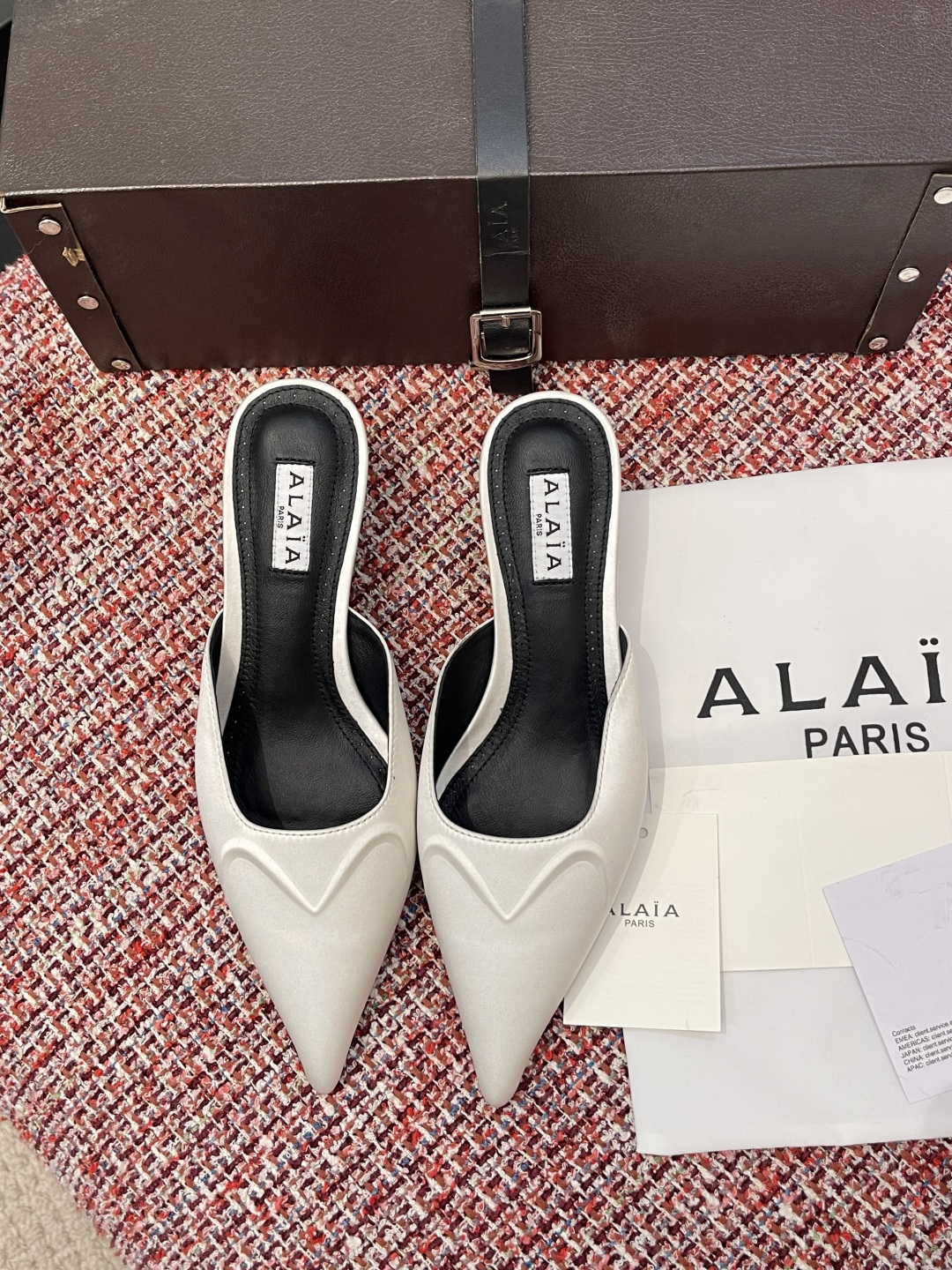 NO:706182,Top version: ALAIA Alaia 2026 Spring and Summer New Style Pointed Toe Cat Heel Half Drag Sandals Alaia's love sandals have a sculptural beauty. The upper is designed with a love three-dimensional embossed pattern. The visual effect is direct and full. It is simple and versatile yet has a capable temperament. The material is tall and slim and makes you feel confident when you wear it. The Queen's style is revealed. Fabric: silk satin/patent leather. Lining/foot pads: imported sheepskin. Outsole:  Genuine leather outsole imported from Italy Heel height: 5cm Size: 35-41 (40 41 customized, non-refundable), half-slip high heels, alaia, high heels, sheepskin, real silk, silk fabric, Leather soles19860909顶级版本: ALAIA 阿莱亚 2026 春夏新款 尖头 猫跟 半拖 凉拖 Alaia这款爱心凉拖,造型颇具雕塑美感,鞋面设计爱心立体浮雕图案,视觉效果直接拉满,简约百搭却不失干练气质,材质显高显细穿上自信感爆棚,女王范御姐风都显示淋漓 面料真丝绸缎/漆皮 内里/垫脚: 进口羊皮 大底: 意大利进口真皮大底 跟高: 5cm Size: 35-41（40 41 定做不退换）,半拖高跟鞋,alaia,high heels,sheepskin,real silk,silk fabric,Leather soles,Women's Shoes