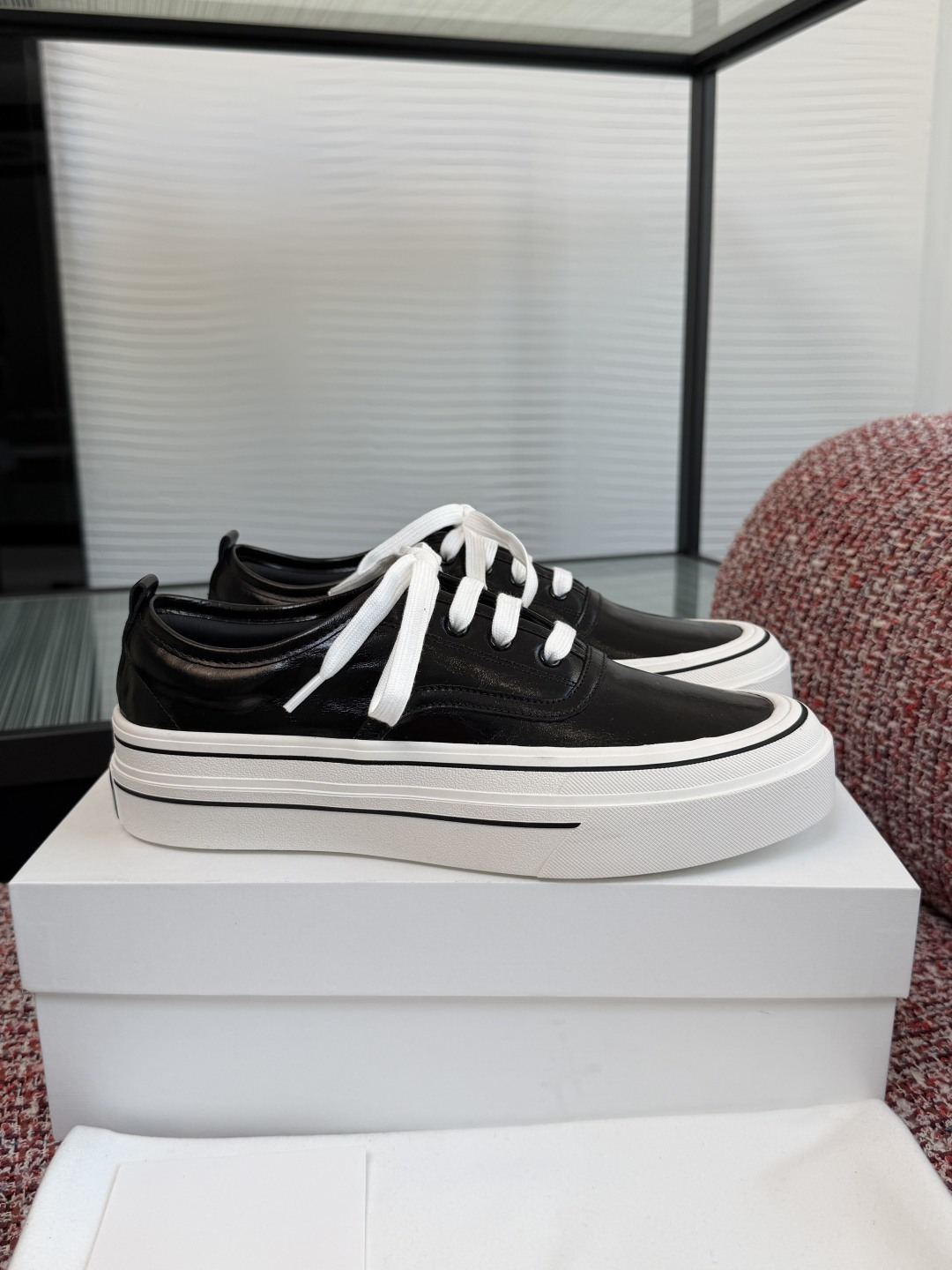 NO:707360,Top version: (guan goods) THE ROW 2026 early spring new round toe lace-up thick sole casual shoes sneakers The  Row lace-up thick-soled sneakers, minimalist design + high-quality wrinkled patent cowhide, delicate texture and durability. Thick-soled rubber soles, increased by about 4.5cm, lengthening the legs and super comfortable, suitable for long-term wear. White lace + patent leather upper, classic and versatile, can be easily worn in jeans, dresses, work wear styles, OK for commuting and leisure!  The Row's consistent low-key luxury style, full of details, practical and fashionable, is a must-have item for minimalist style. The fabric is imported soft wrinkled patent cowhide, the lining is imported mixed sheepskin, the outsole is original molded rubber outsole, sole height 4.5cm, Size 35-40 (40 custom made, non-refundable), casual shoes/sports shoes, sneakers, skirts, jeans, cowhide, sheepskin19860909顶级版本:（莞货） THE ROW 2026 早春新款 圆头 系带 厚底 休闲鞋 板鞋 The Row系带厚底板鞋,极简设计+高品质皱漆牛皮,质感细腻又耐用.厚底橡胶鞋底,增高约4.5cm,显腿长还超舒适,适合长时间穿着.白色系带+漆皮鞋面,经典百搭,牛仔裤、连衣裙、工装风都能轻松驾驭,通勤休闲都OK！The Row一贯的低调奢华风格,细节满分,实用又时髦,是极简风穿搭必备单品. 面料进口柔软皱漆牛皮 内里进口混种羊皮 大底原版开模橡胶大底 底高4.5cm Size35-40（40定做不退换）,休闲鞋/运动鞋,sneakers,skirts,jeans,cowhide,sheepskin,Women's Shoes