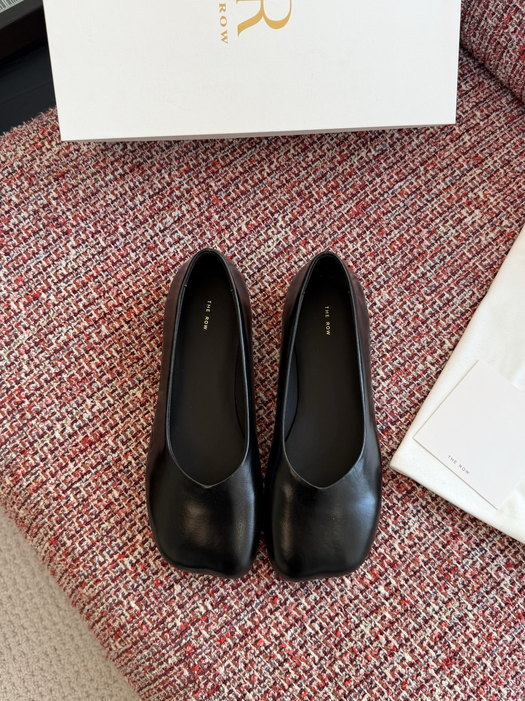 NO:707357,Top version: (Guan goods) THE ROW 2026 Early Spring New Minimalist Apple Toe Flat Shoes The Row Apple Toe Flat Shoes, made of high-quality leather, with a smooth and delicate surface. Minimalist design + black sole, low-key and textured, shallow mouth and one step are super convenient, easy to control for commuting and leisure. Comfortable and fashionable, it is The Row’s consistent high-end sense, a must-have for girls with simple style!  Fabric original custom-made imported mirrored cowhide/suede leather lining/foot pads imported full-grain mixed sheepskin outsole Italian imported genuine leather outsole Size35-40 (customized for 40 non-returnable), single shoes, flats, cowhide, sheepskin, Leather soles19860909顶级版本:（莞货） THE ROW 2026 早春新款 极简 苹果头 平底 浅口 单鞋 The Row 苹果头平底鞋,选用优质皮革,表面光滑细腻.极简设计+黑色鞋底,低调又有质感,浅口一脚蹬超方便,通勤休闲都能轻松驾驭.舒适又时髦,是The Row一贯的高级感,简约风女孩必入！ 面料原版定制进口镜面牛皮/反绒皮 内里/垫脚进口全粒面混种羊皮 大底意大利进口真皮大底 Size35-40（40定做不退换）,单鞋,flats,cowhide,sheepskin,Leather soles,Women's Shoes