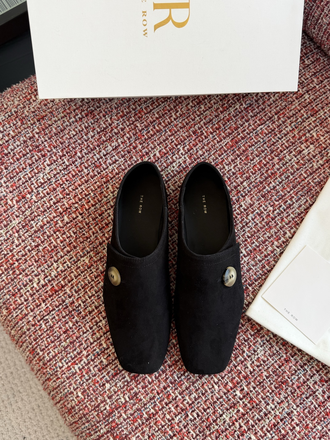 NO:707632,Top version: (Guan goods) THE ROW 2026 Early Spring New Style Retro Square Toe Button Flat Mule Shoes Loafers The Row's square toe metal buckle mule shoes are made of high-quality sheepskin, with a soft and delicate touch, minimalist design + metal round buckle embellishment, full score for quiet luxury aesthetics!  The square-toe design is super comfortable, suitable for a variety of foot types, and will not make you tired even if you wear it for a long time. The sole is non-slip and wear-resistant, which is OK for daily commuting. The 2cm heel elongates the leg line without tiring the feet. It is practical and fashionable. A must-have for girls with minimalist style!  Fabric imported sheepskin/fetal cow velvet lining/foot pads imported full-grain mixed sheepskin outsole Italian imported genuine leather outsole Size 35-40 (customized for 40, non-returnable), loafers, loafers, sheepskin, Leather soles19860909顶级版本:（莞货） THE ROW 2026 早春新款 复古 方头 钮扣 平底 穆勒鞋 乐福鞋 The Row这款方头金属扣穆勒鞋,选用优质羊皮,触感柔软细腻,极简设计+金属圆扣点缀,静奢美学满分！方头设计超舒适,适合多种脚型,长时间穿也不累.鞋底防滑耐磨,通勤日常都OK,2cm鞋跟拉长腿部线条又不累脚,实用又时髦,极简风女孩必入！ 面料进口羊皮/胎牛绒 内里/垫脚进口全粒面混种羊皮 大底意大利进口真皮大底 Size35-40（40定做不退换）,乐福鞋,loafers,sheepskin,Leather soles,Women's Shoes