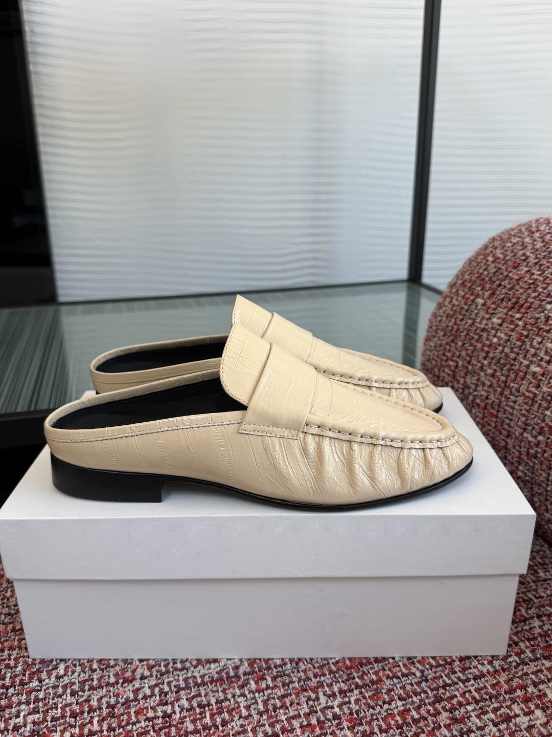 NO:707627,Top version: (Guangzhou goods) THE ROW 2026 spring and summer new style retro pleated wrinkles slip-on half-drag loafers The Row  These semi-slipper loafers have a unique texture, low-key and delicate luster, and each pair is unique. The upper is soft and fit, comfortable to wear, and the streamlined design is simple and elegant, and can be easily worn in skirts and trousers. The embossed cowhide material is soft, with a retro and modern feel, suitable for you who pursue quality and design. It is a high-end luxury item, and it is outstanding in daily or formal occasions. Fabric: Customized imported cowhide embossing Inner/foot pads: Imported full-grain mixed sheepskin Outsole:  Italian imported leather outsole + forefoot TPU injection Size: 35-40 (40 is custom-made and non-refundable), semi-trailers, loafers, skirts, cowhide, sheepskin, Leather soles19860909顶级版本:（莞货） THE ROW 2026 春夏新款 复古 褶皱纹 一脚蹬 半拖 乐福鞋  The Row 这款半拖乐福鞋,纹理独特,光泽低调细腻,每双都独一无二.鞋面柔软贴合,穿着舒适,流线型设计简约优雅,裙装裤装都能轻松驾驭.压纹牛皮材质柔软,兼具复古与现代感,适合追求品质和设计感的你.属于高端奢侈单品,日常或正式场合都很出彩. 面料: 定制进口牛皮压纹 内里/垫脚: 进口全粒混种羊皮 大底: 意大利进口真皮大底+前掌tpu射出 Size: 35-40（40定做不退换）,半拖,loafers,skirts,cowhide,sheepskin,Leather soles,Women's Shoes