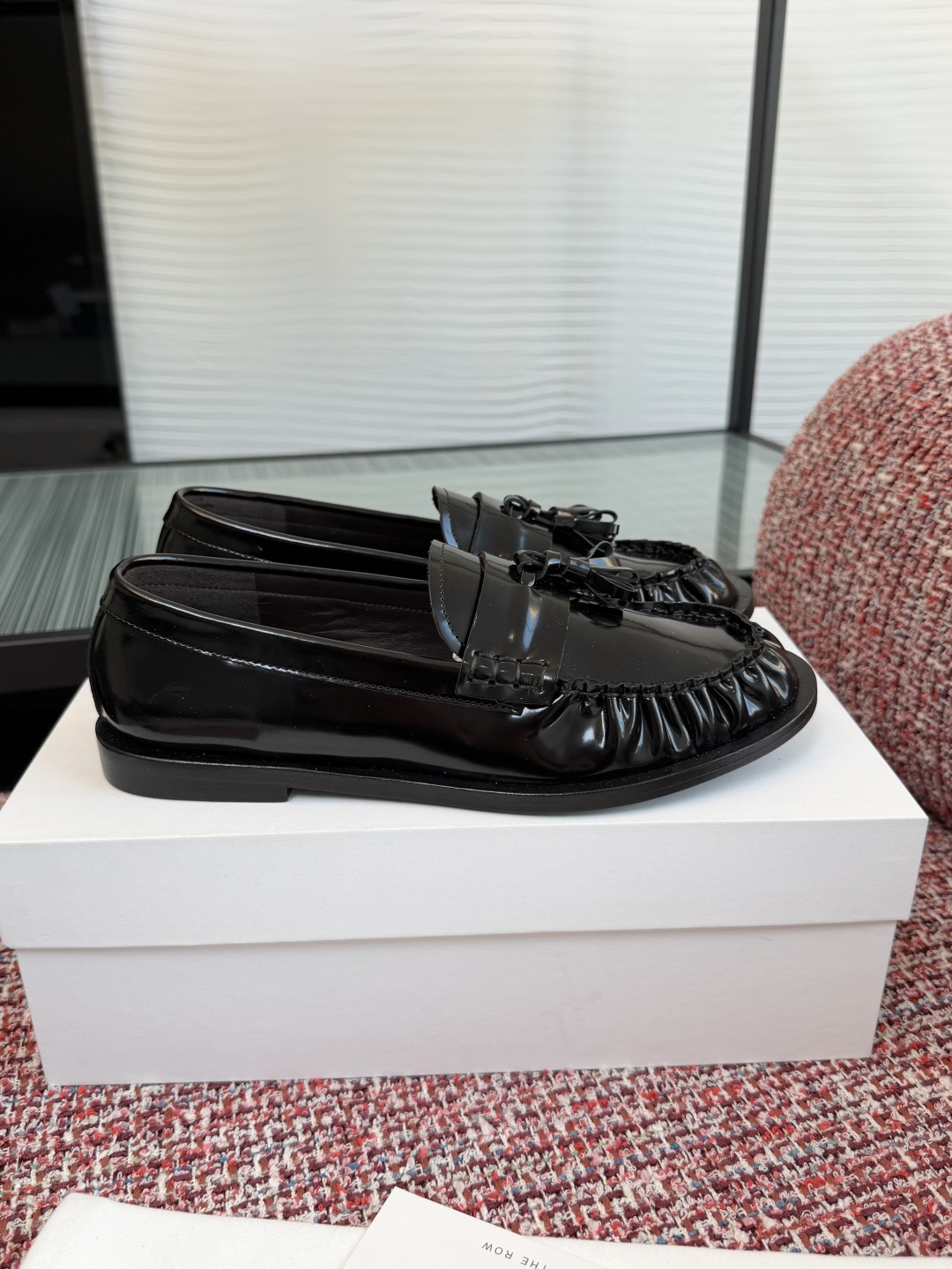 NO:707626,Top version: (guan goods) THE ROW 2026 early spring new style tassel pleated slip-on loafers The  Row tassel loafers, made of high-gloss patent leather, have a delicate texture and are durable. The tassel + pleat design is retro and elegant, minimalist and versatile, and can be easily used for commuting and leisure. The flat-soled design is comfortable to wear and not tiring after walking for a long time. The overall low-key luxury is suitable for you who like texture and design. Whether paired with a suit or a skirt, it can easily enhance the sense of style. The fabric is original custom-made imported smooth calfskin. The lining is imported full-grain mixed sheepskin. Outsole is imported genuine leather outsole.  Size35-40 (40 is custom-made and cannot be returned or exchanged), loafers, loafers, skirts, business suit, cowhide, sheepskin, Leather soles19860909顶级版本:（莞货） THE ROW 2026 早春新款 流苏 褶皱 一脚蹬 乐福鞋 The Row流苏乐福鞋,采用高光泽漆皮,质感细腻又耐用.流苏+褶皱设计,复古优雅,极简百搭,通勤休闲都能轻松驾驭.平底设计,穿着舒适,长时间走路也不累.整体低调奢华,适合喜欢质感和设计感的你,无论搭配西装还是裙装,都能轻松提升造型高级感 面料原版定制进口光滑小牛皮 内里进口全粒面混种羊皮 大底意大利进口真皮大底 Size35-40（40定做不退换）,乐福鞋,loafers,skirts,business suit,cowhide,sheepskin,Leather soles,Women's Shoes