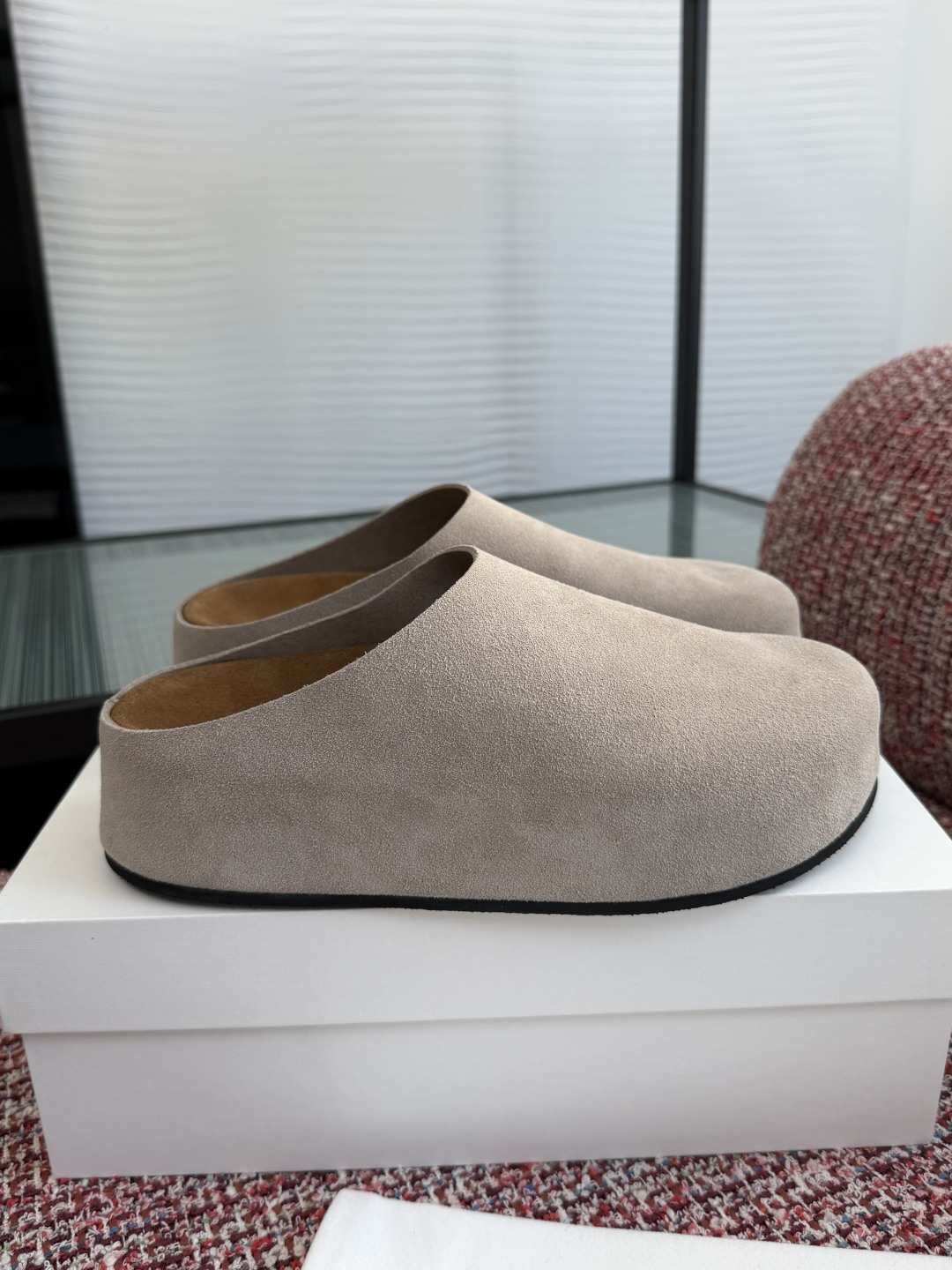 NO:707621,Top version: (Guangzhou goods) THE ROW 2026 Spring and Summer New Slip-On Thick Sole Baotou Birkenstock Shoes Slippers The Row Birkenstock Toe Slippers, the calf suede upper is soft and comfortable, with a retro style and versatile, the thick sole design is increased, the arch support is super considerate, and it is not tiring to wear for a long time. The Baotou is half drag and a slip-on, easy to put on and take off, OK for commuting, shopping, and leisure!  The soles are non-slip and can be worn in spring, summer and autumn. They look great with jeans and skirts. You can easily create a lazy and casual style~ The fabric is imported calf suede. The lining/foot pads are imported calf suede. The outsole is an original molded rubber outsole. Size 35-40 (customized for 40, non-returnable), half drag, slippers, skirts, jeans.19860909顶级版本:（莞货） THE ROW 2026 春夏新款 一脚蹬 厚底 包头 勃肯鞋 拖鞋 The Row勃肯包头拖鞋,小牛反绒皮鞋面柔软舒适,带有点复古风格百搭,厚底设计增高,足弓支撑超贴心,久穿不累.包头半拖一脚蹬,穿脱方便,通勤、逛街、休闲都OK！鞋底防滑,春夏秋都能穿,搭牛仔裤、裙装都很出彩,慵懒随性风轻松拿捏～ 面料进口小牛反绒 内里/垫脚进口小牛反绒 大底原版开模橡胶大底 Size35-40（40定做不退换）,半拖,slippers,skirts,jeans,Women's Shoes